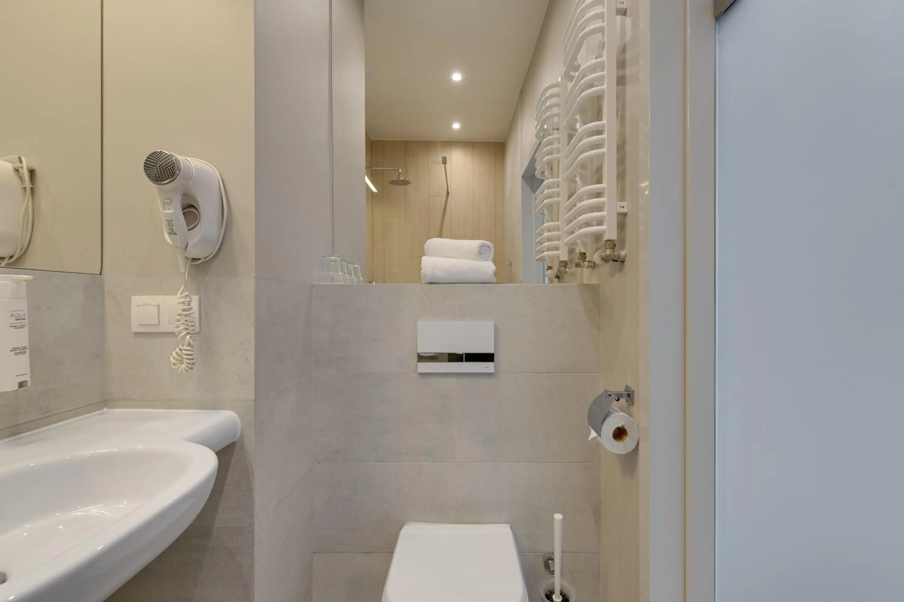 Shower in Hotel Zatoka