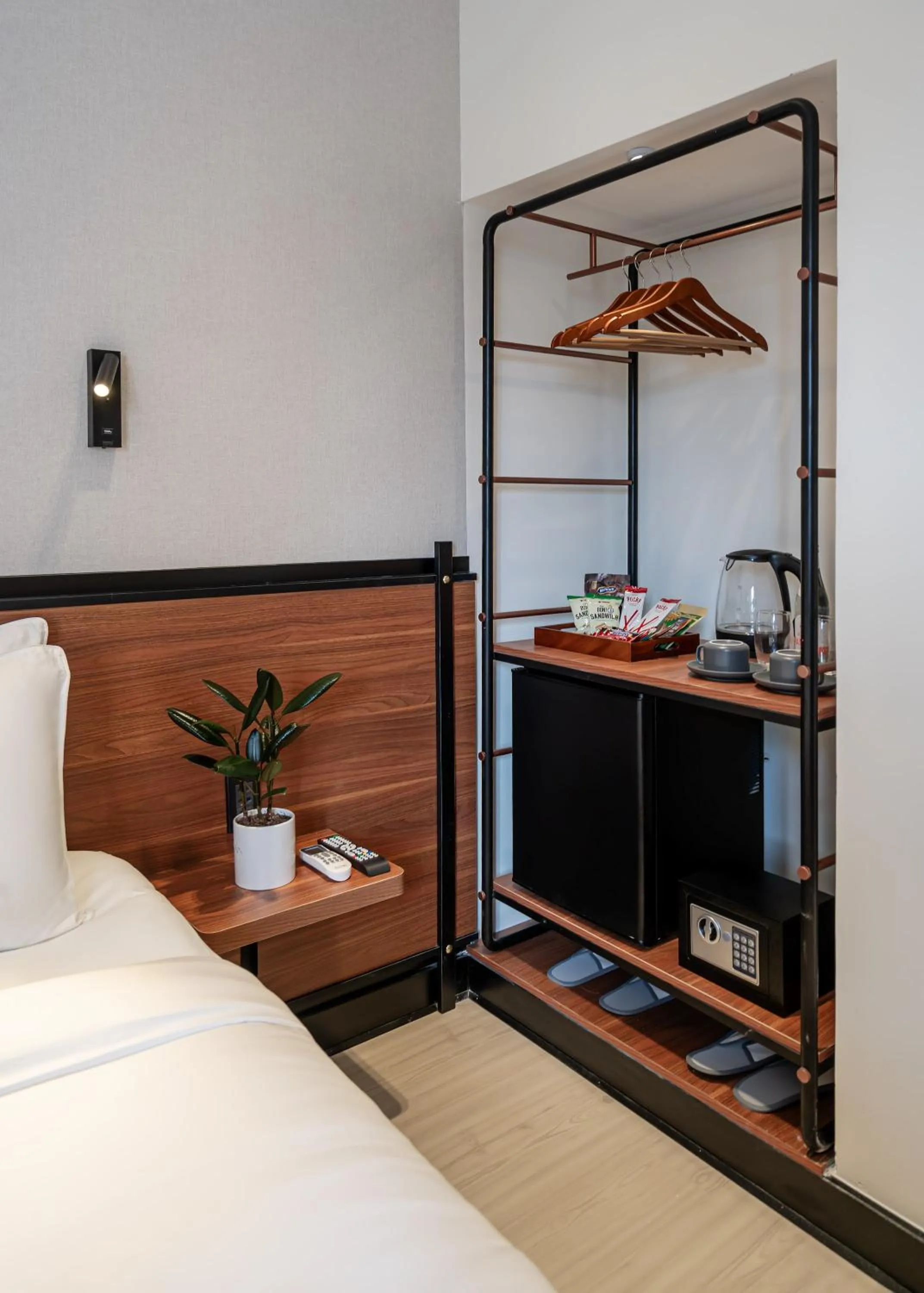 Coffee/tea facilities, Bed in Metrolux City Contemporary Hotel
