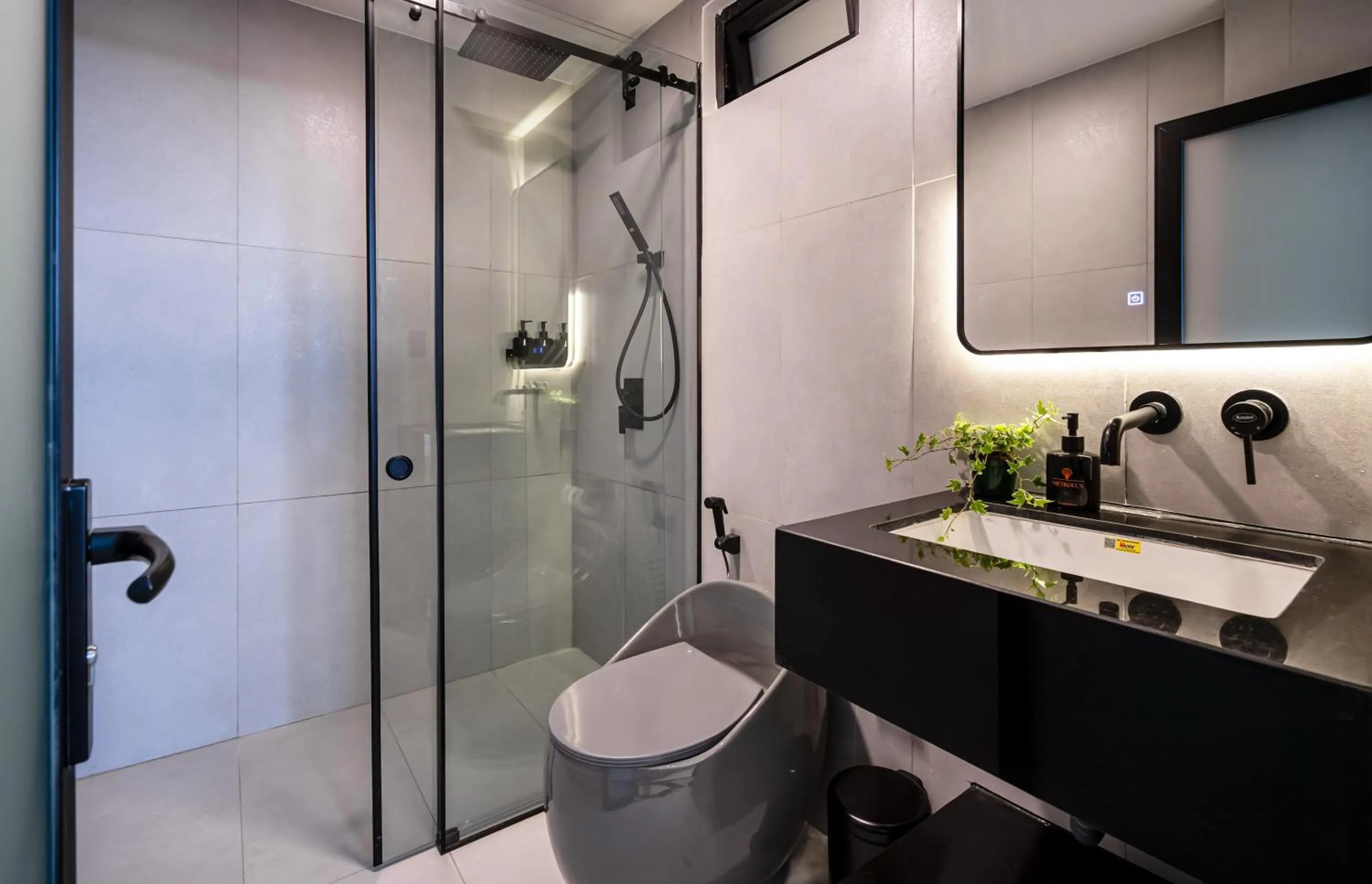 Shower in Metrolux City Contemporary Hotel