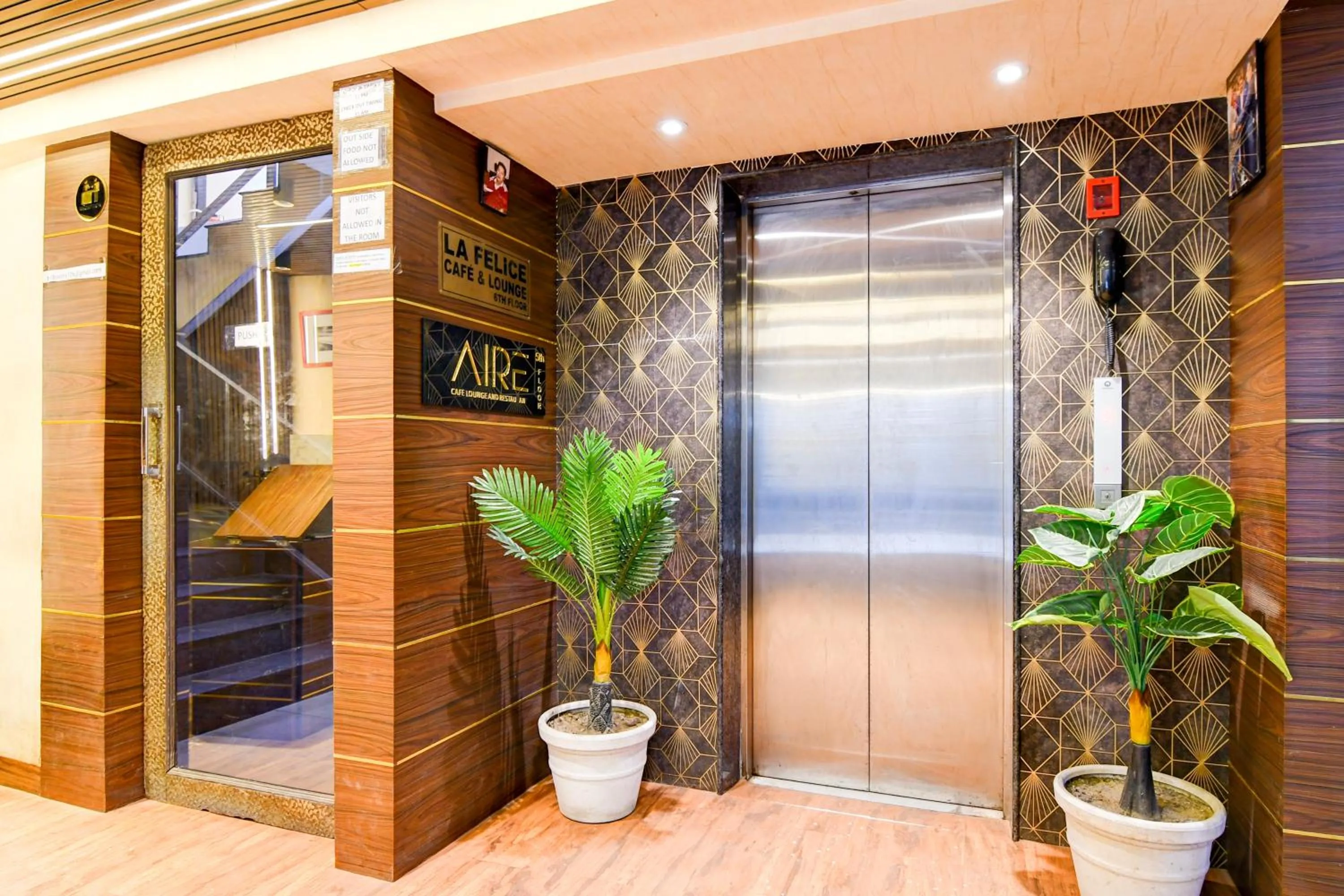 elevator in Hotel Brill View 500m From ITC Royal Kolkata