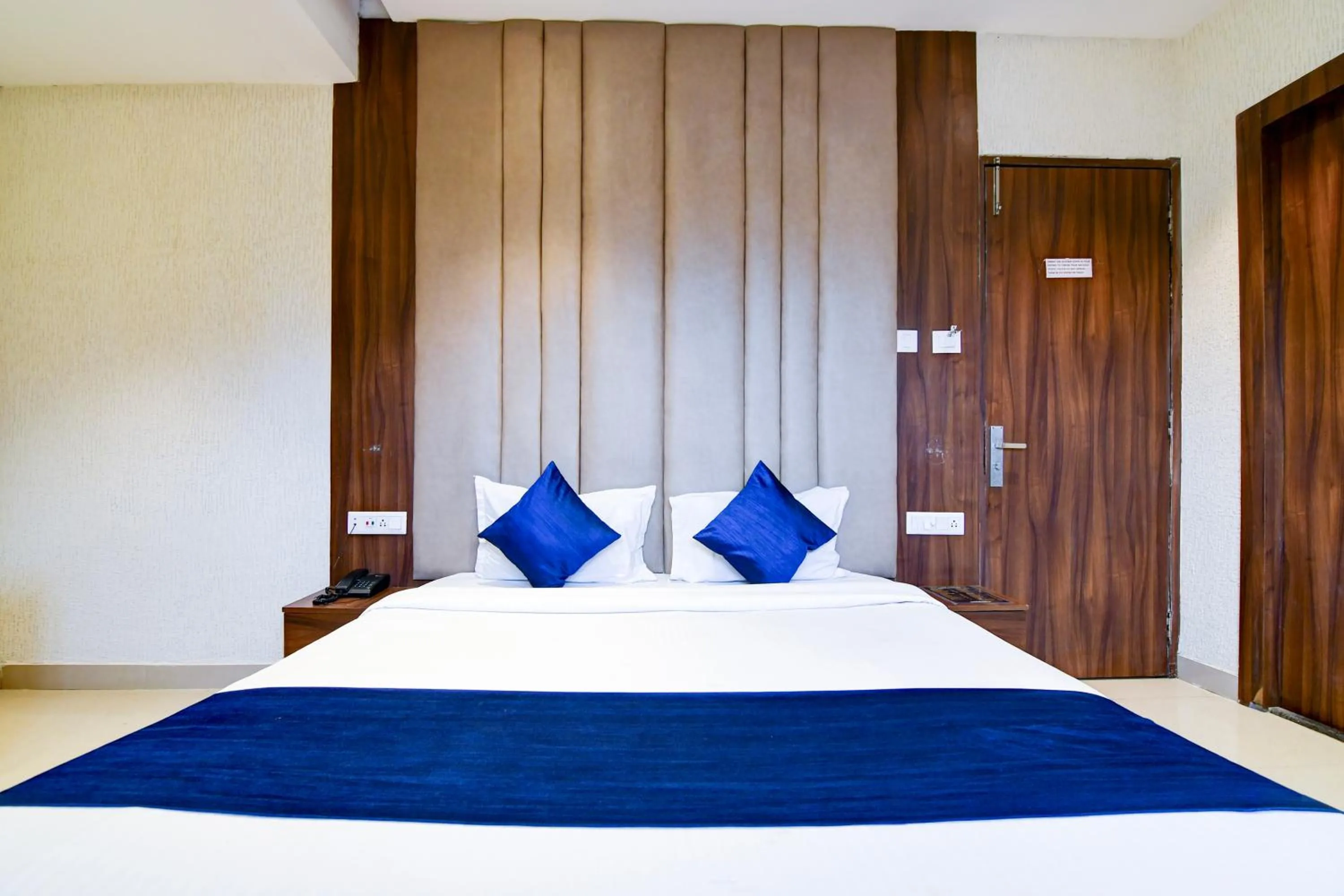 Bed in Hotel Brill View 500m From ITC Royal Kolkata