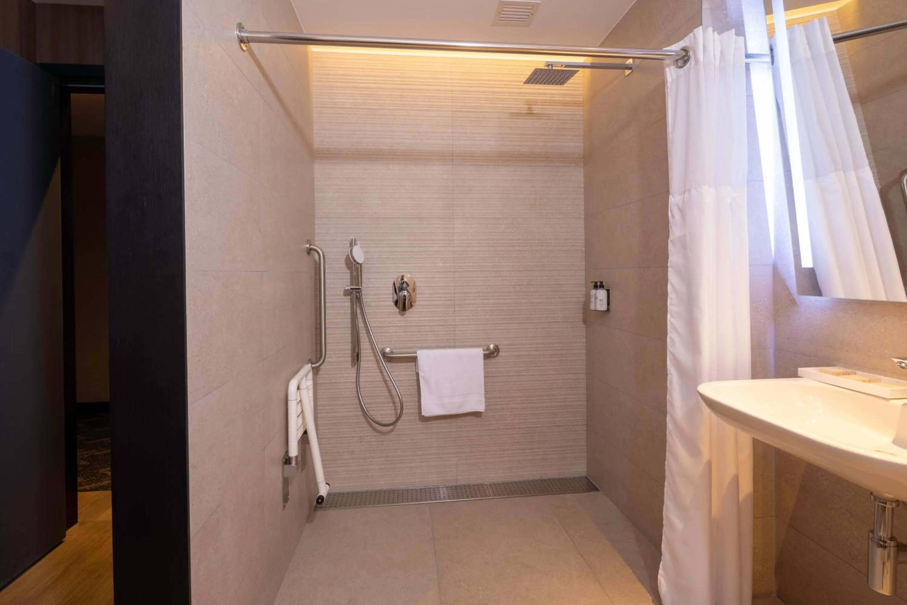 Shower in Wyndham Grand Costa Del Sol Lima Airport