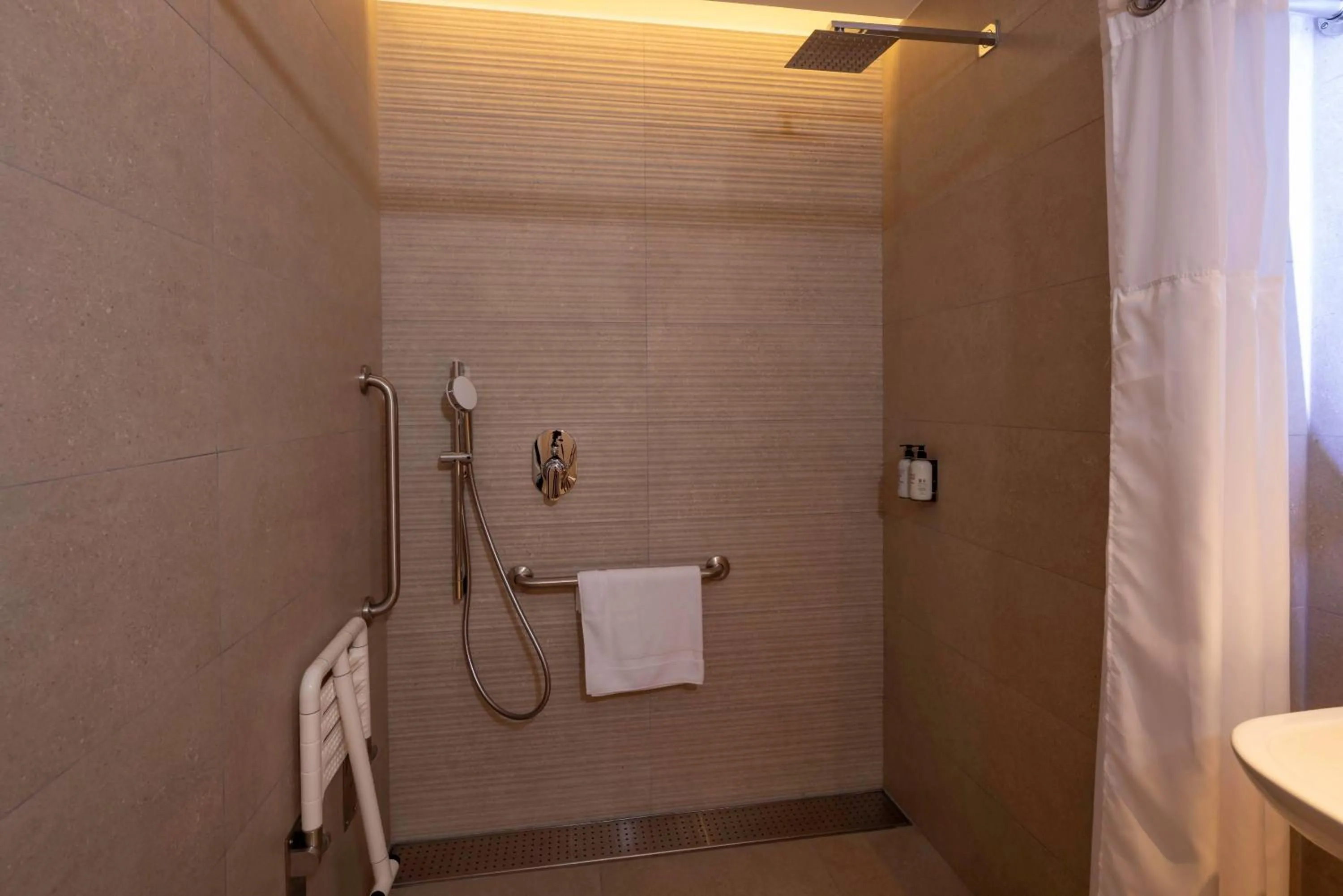 Shower in Wyndham Grand Costa Del Sol Lima Airport