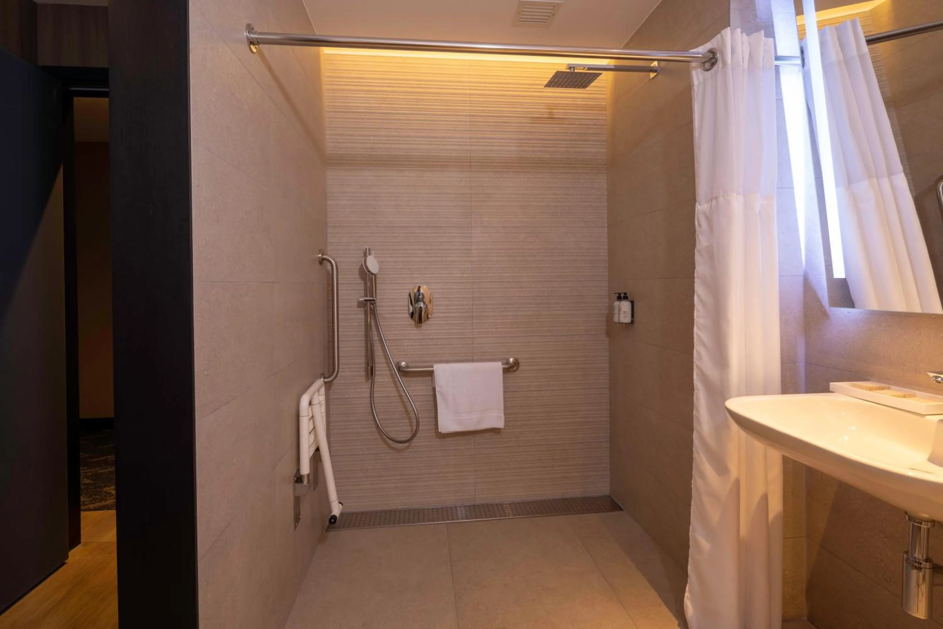 Bathroom in Wyndham Grand Costa Del Sol Lima Airport