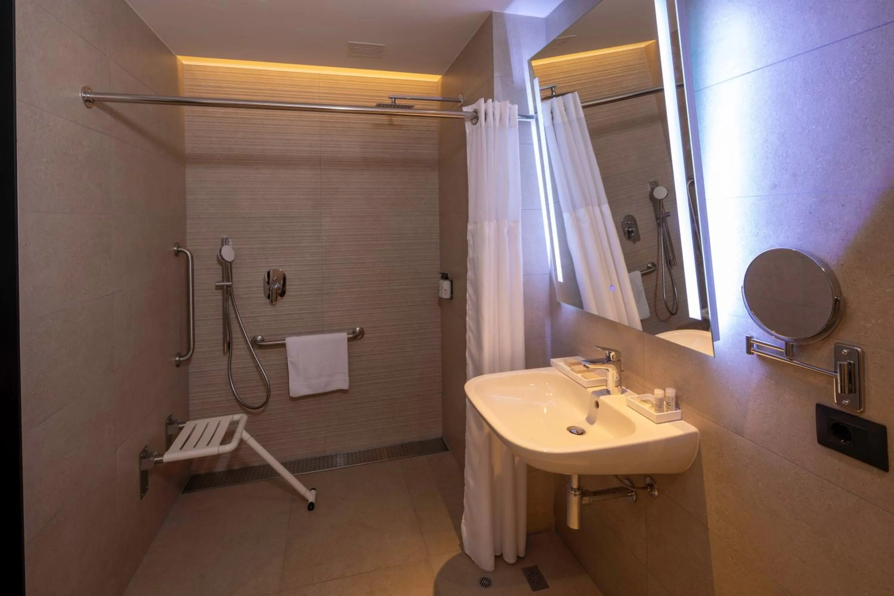 Bathroom in Wyndham Grand Costa Del Sol Lima Airport