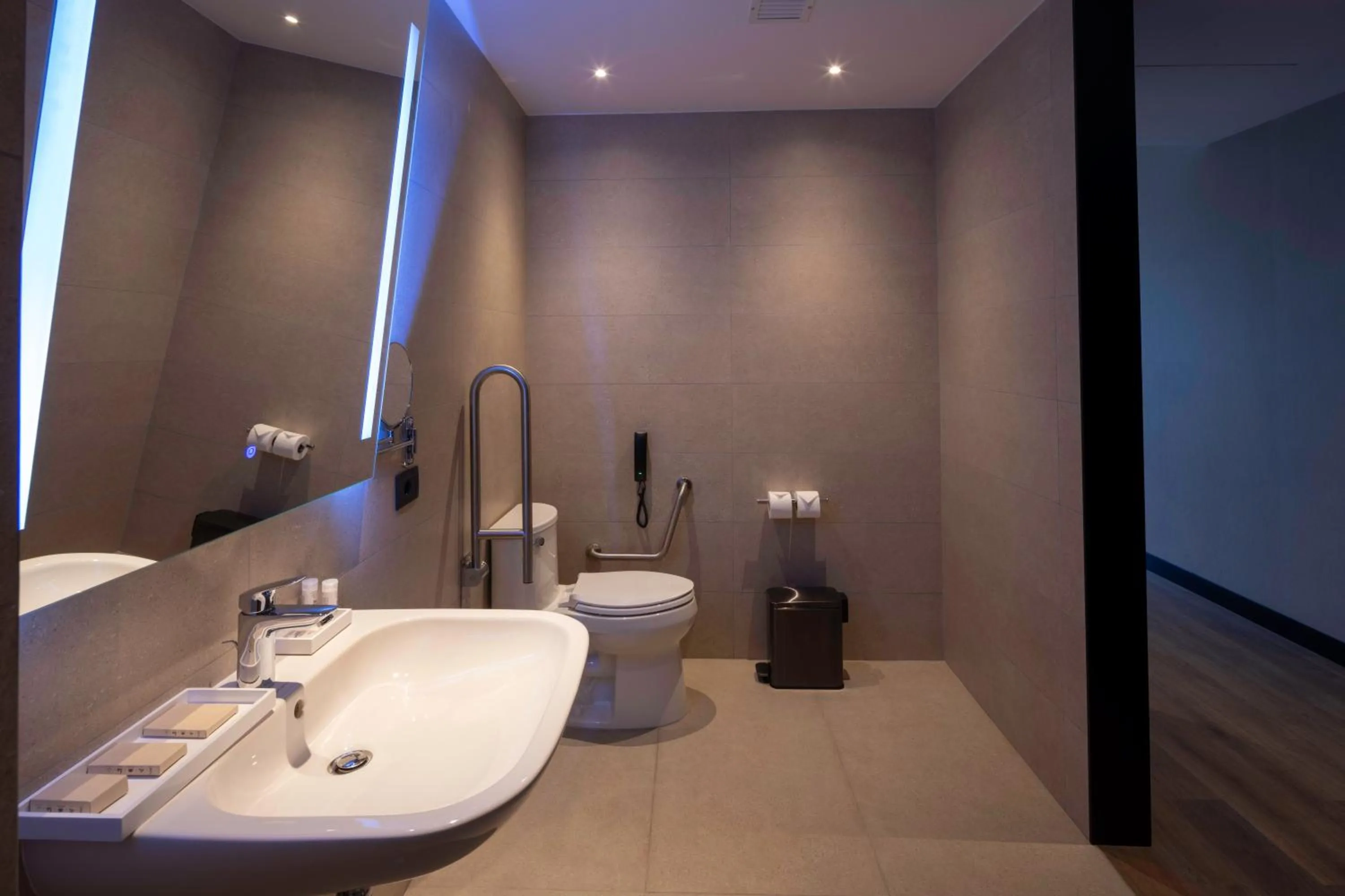 Bathroom in Wyndham Grand Costa Del Sol Lima Airport