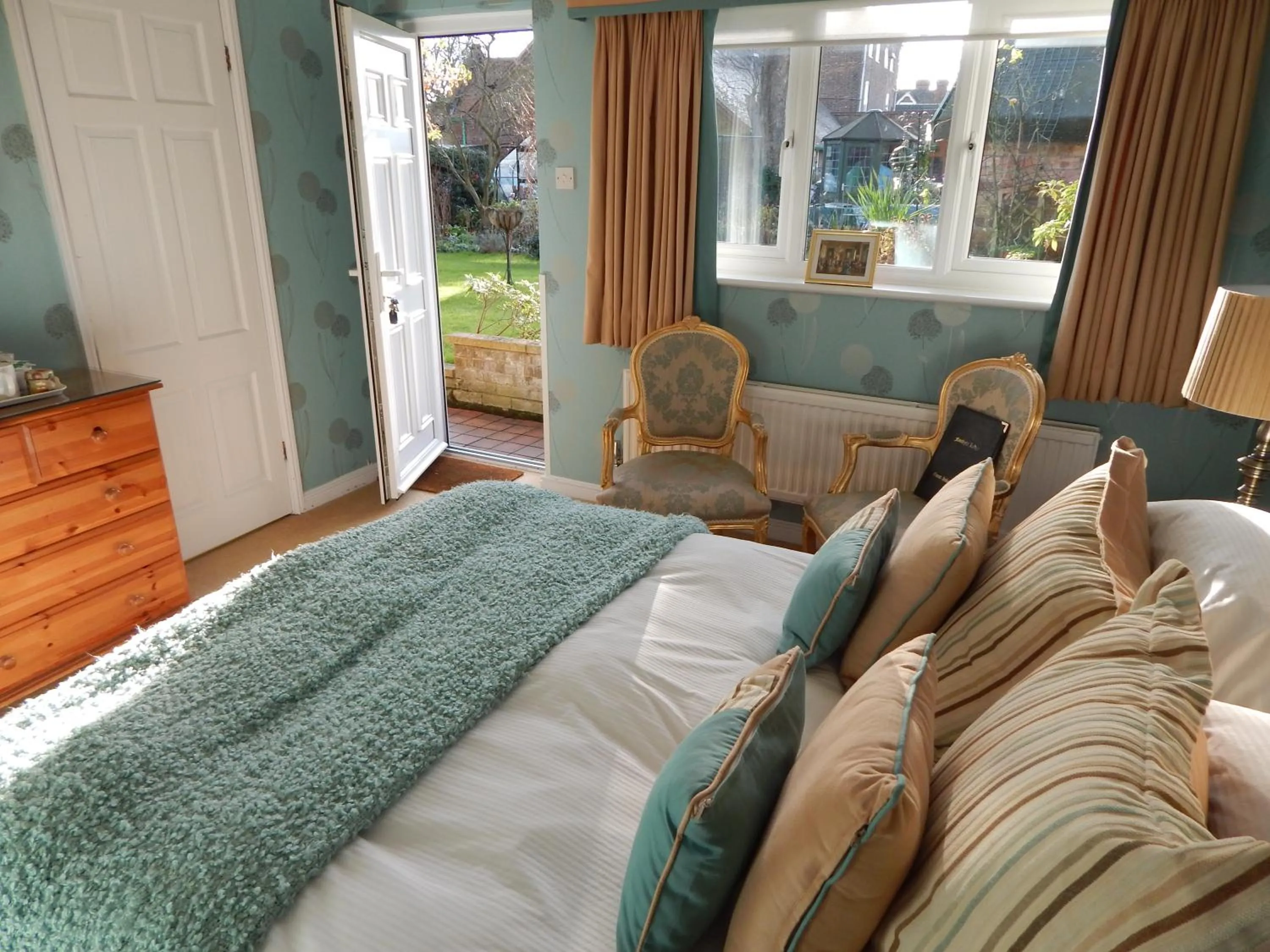 Photo of the whole room, Bed in Fairlight Lodge