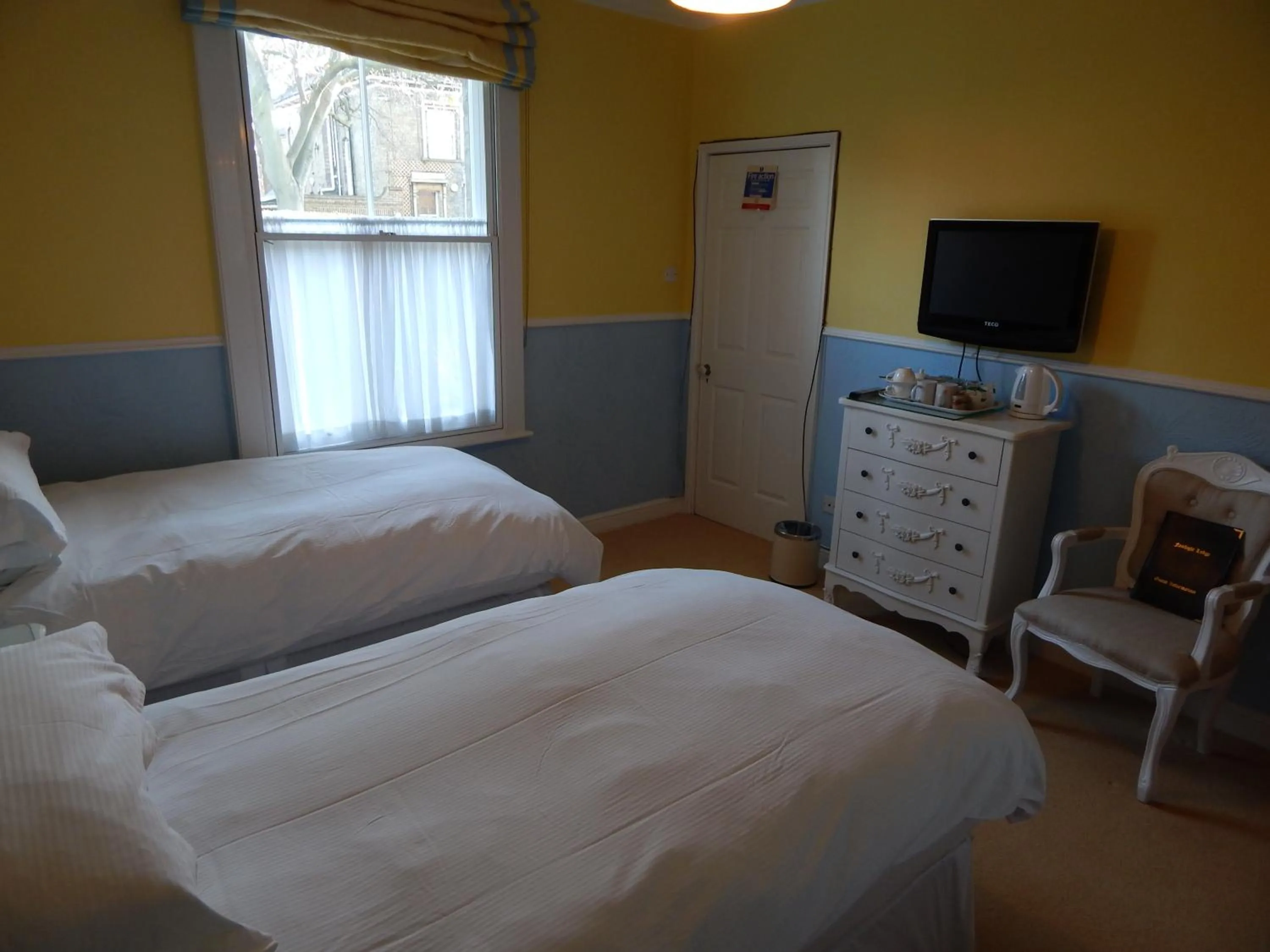 Photo of the whole room, Bed in Fairlight Lodge