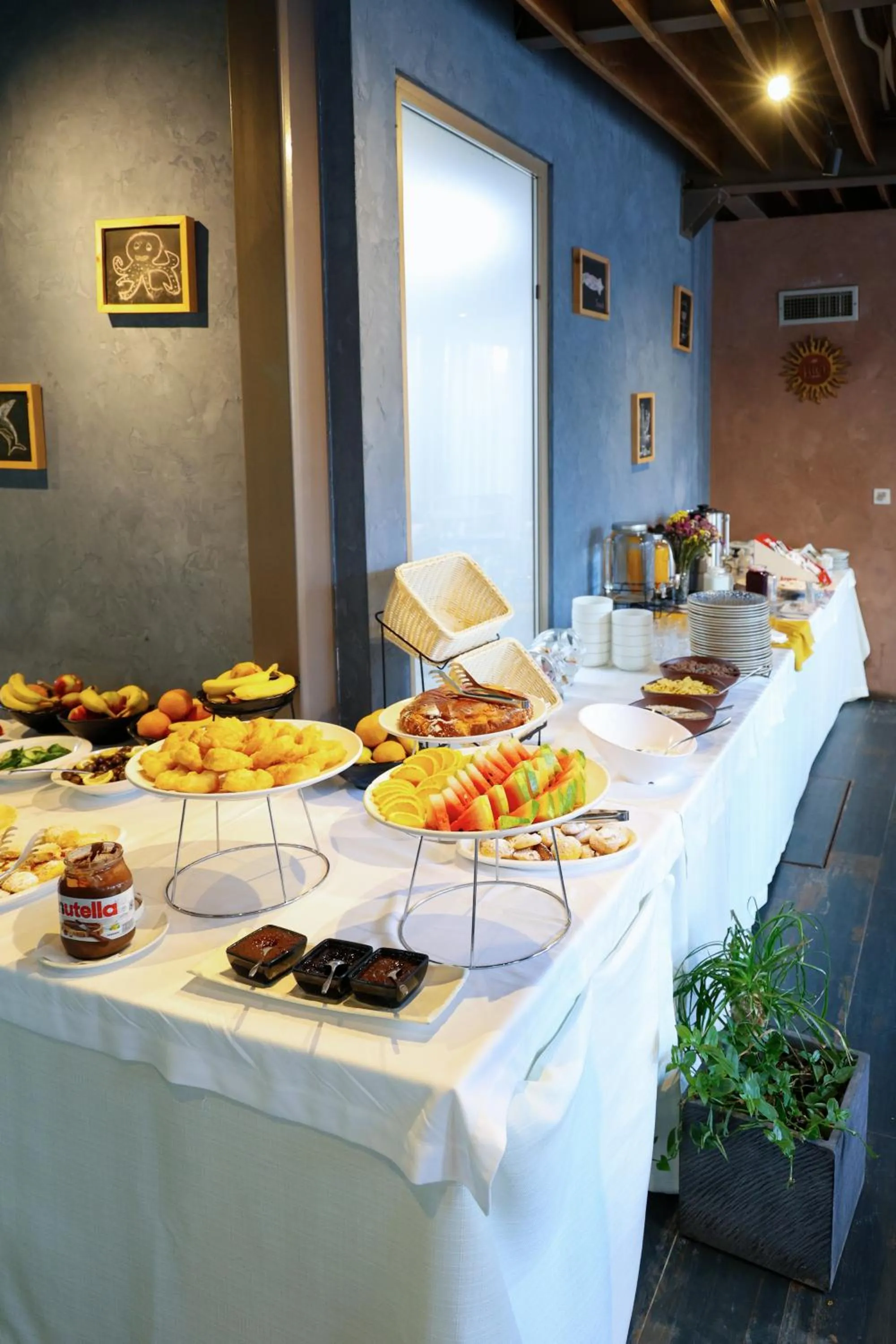 Restaurant/places to eat in Bazaar Hotel