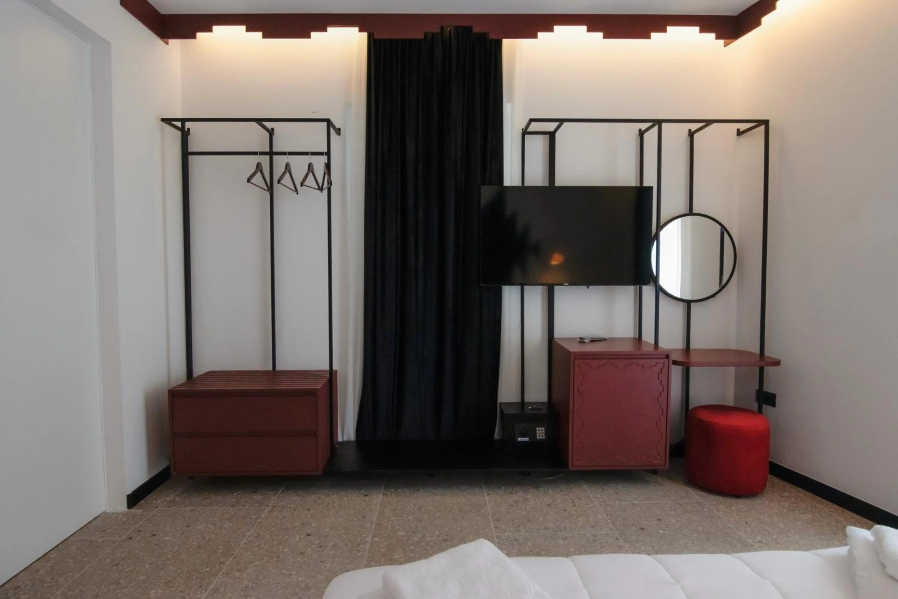 Communal lounge/ TV room, Bed in Bazaar Hotel