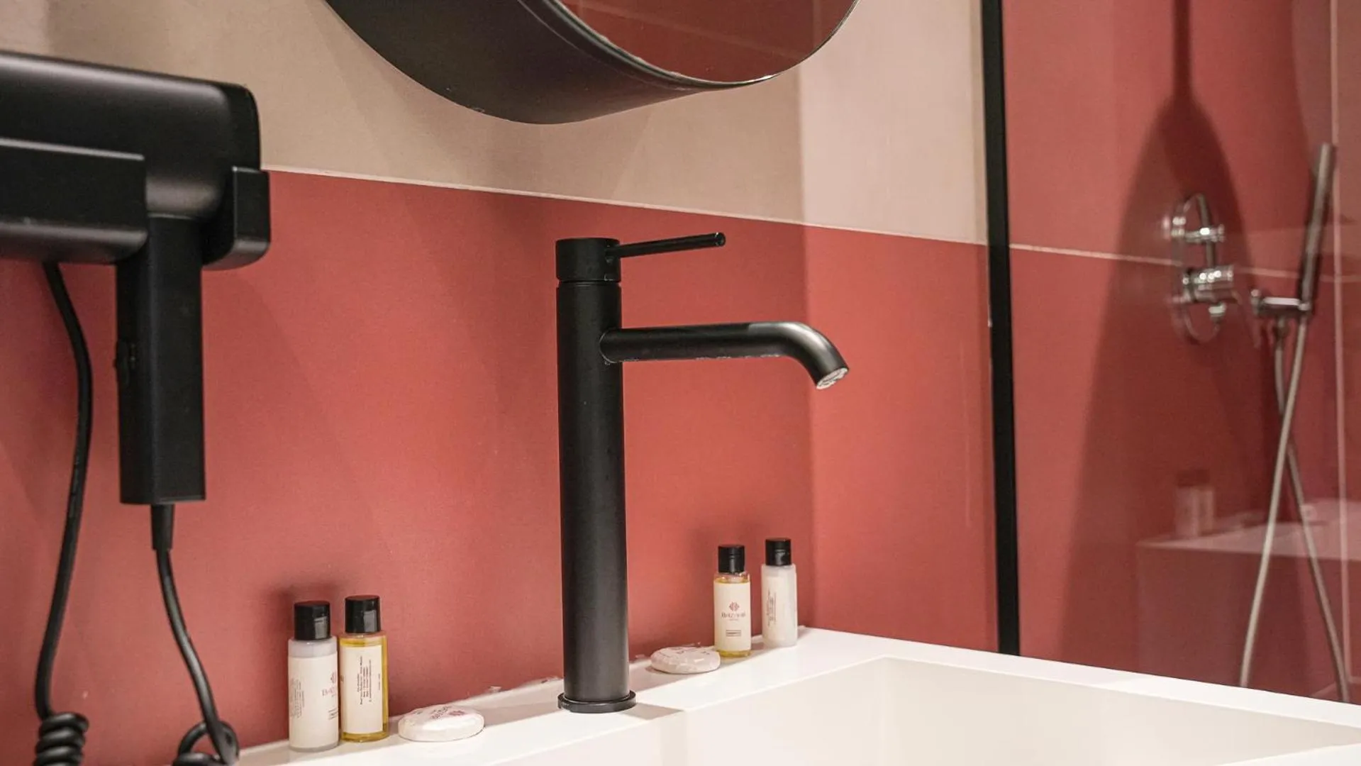 Shower in Bazaar Hotel