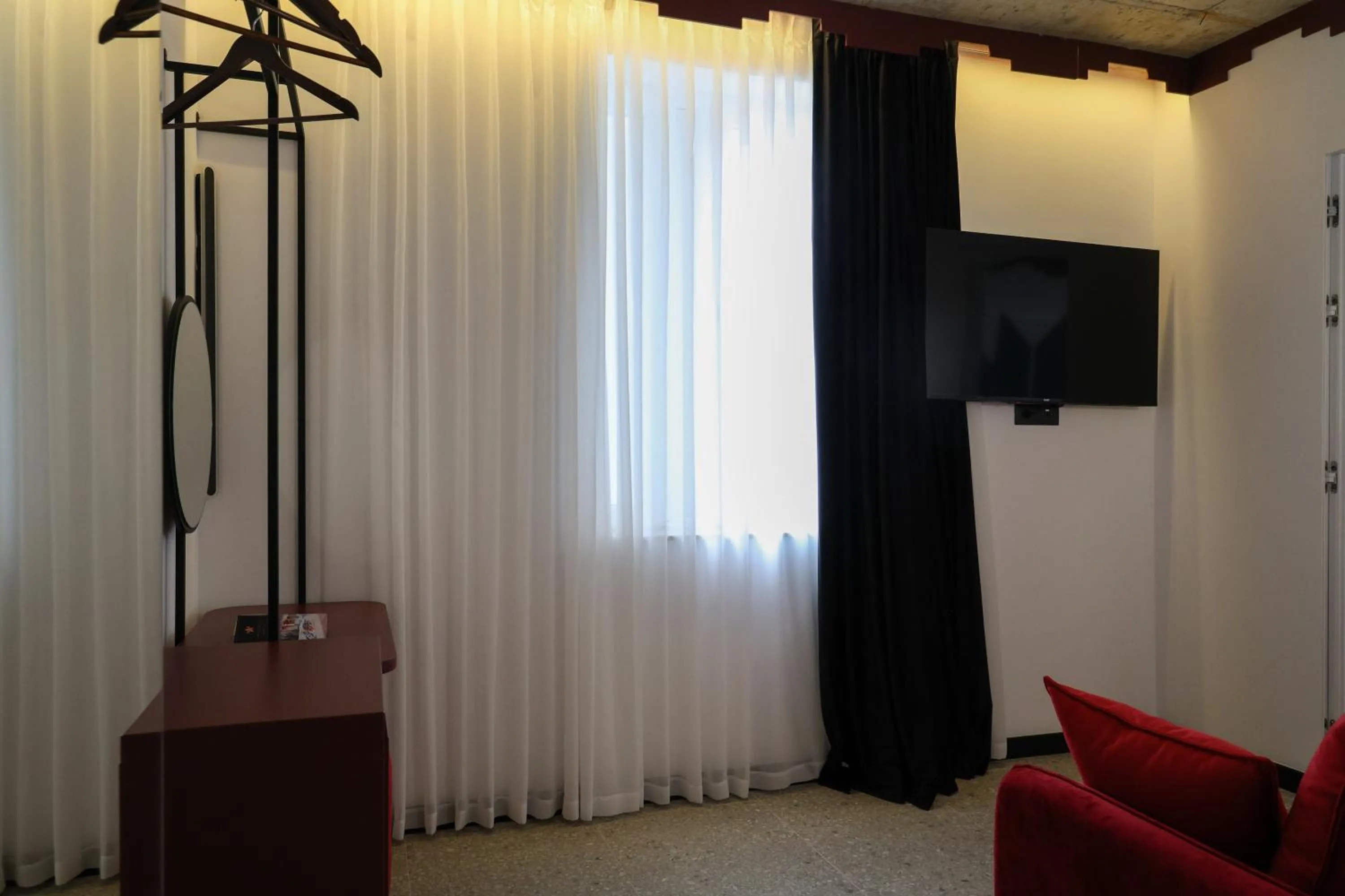 Communal lounge/ TV room in Bazaar Hotel