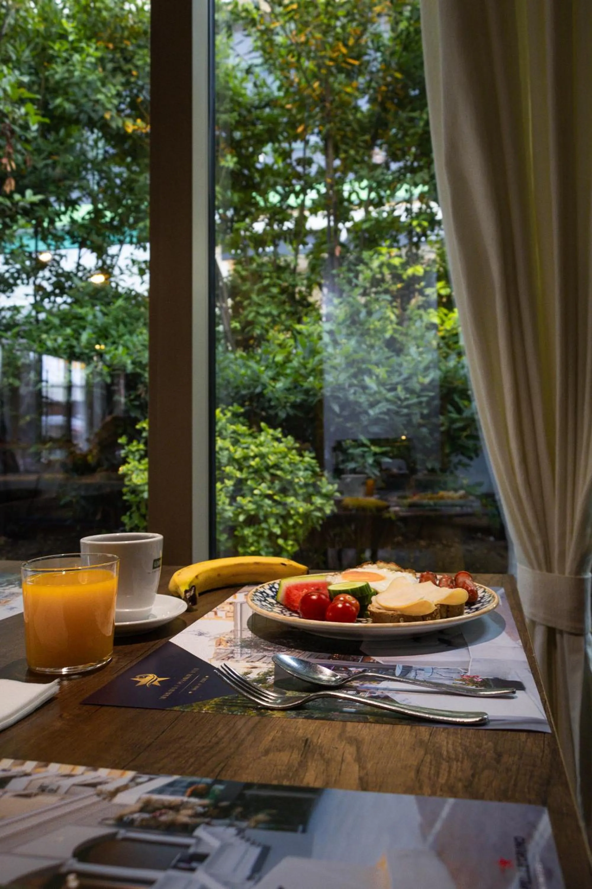 Restaurant/places to eat in Bazaar Hotel