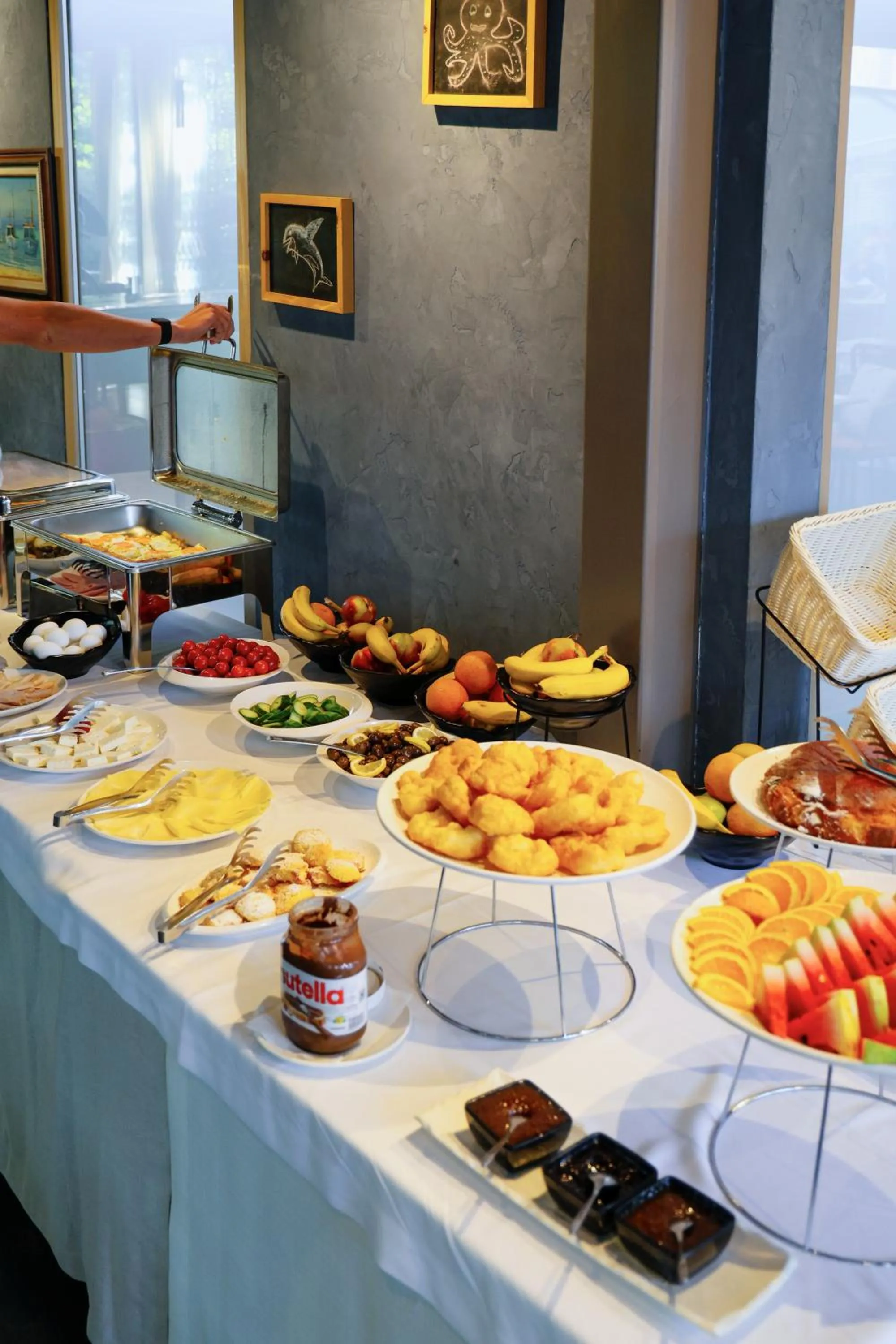 Restaurant/places to eat in Bazaar Hotel