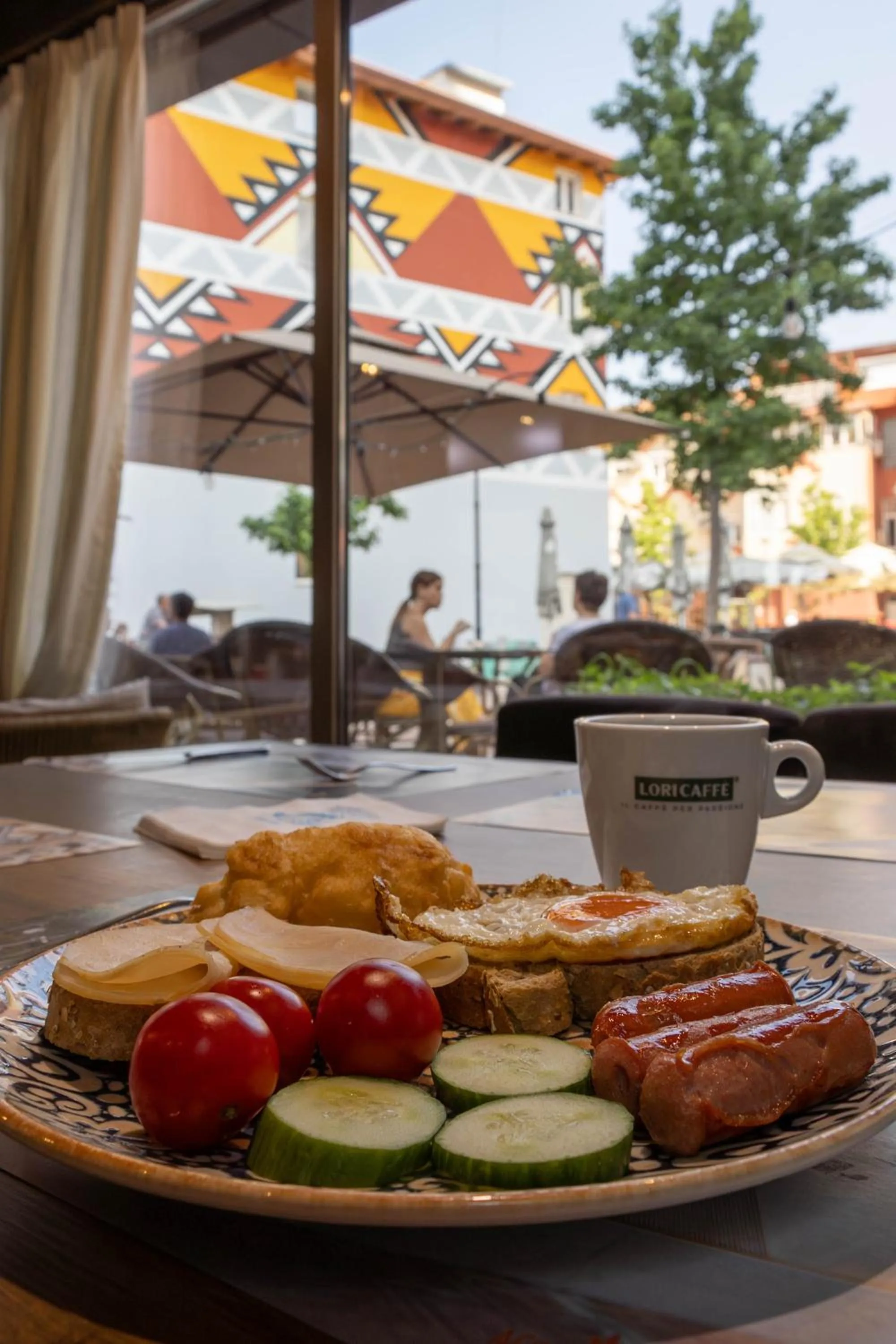 Restaurant/places to eat in Bazaar Hotel