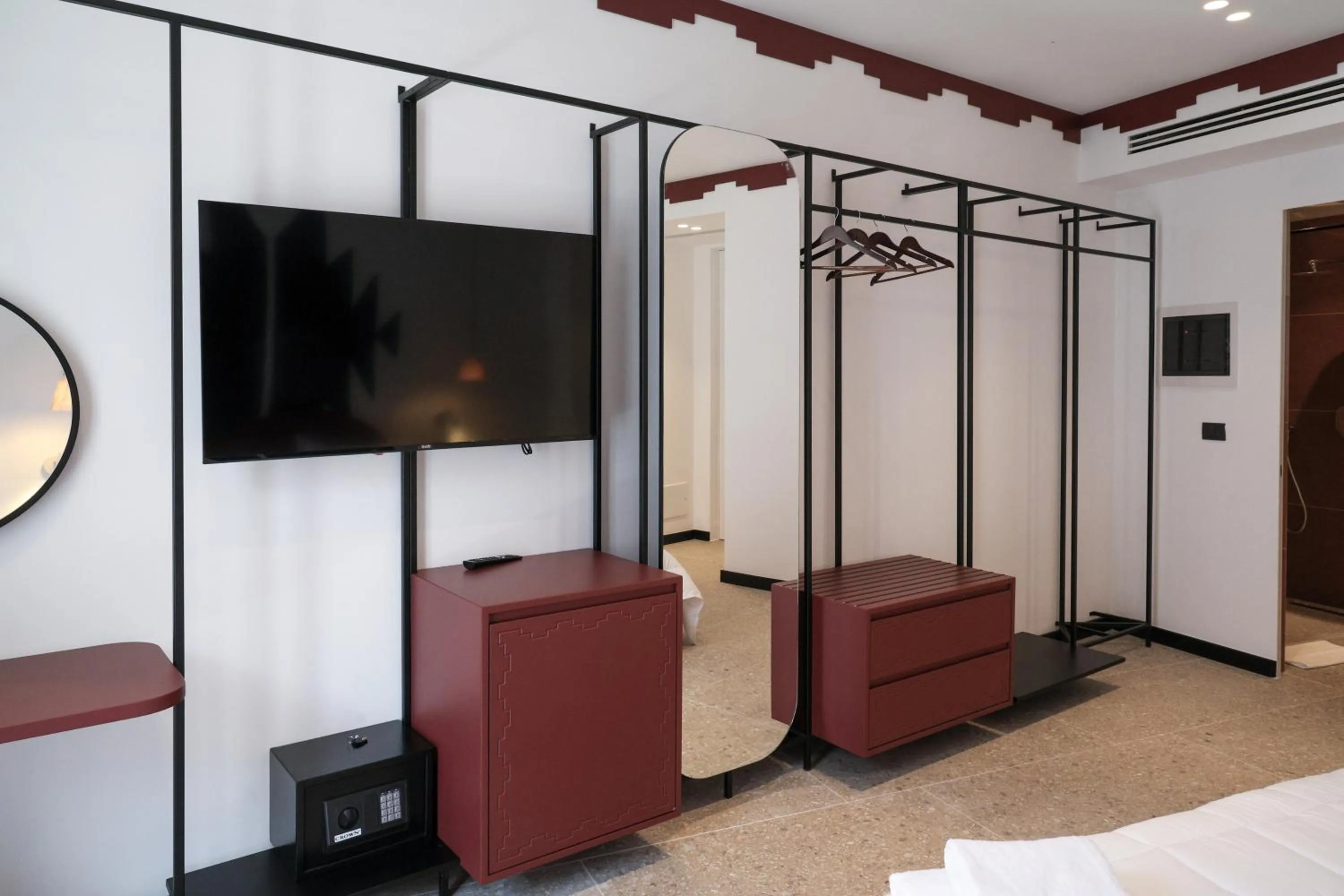 Communal lounge/ TV room in Bazaar Hotel