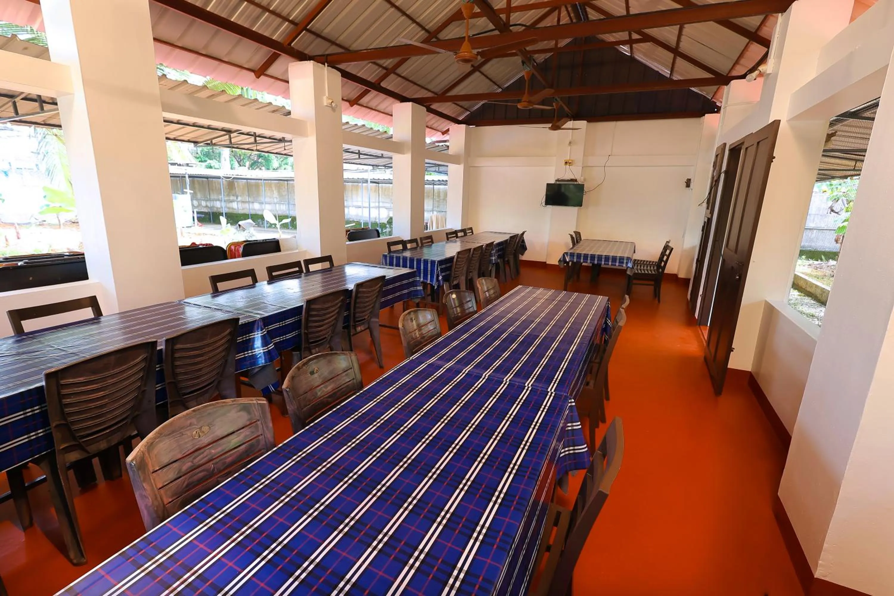 Restaurant/places to eat in ILLIKKALAM Lakeside Cottages Kumarakom Kerala