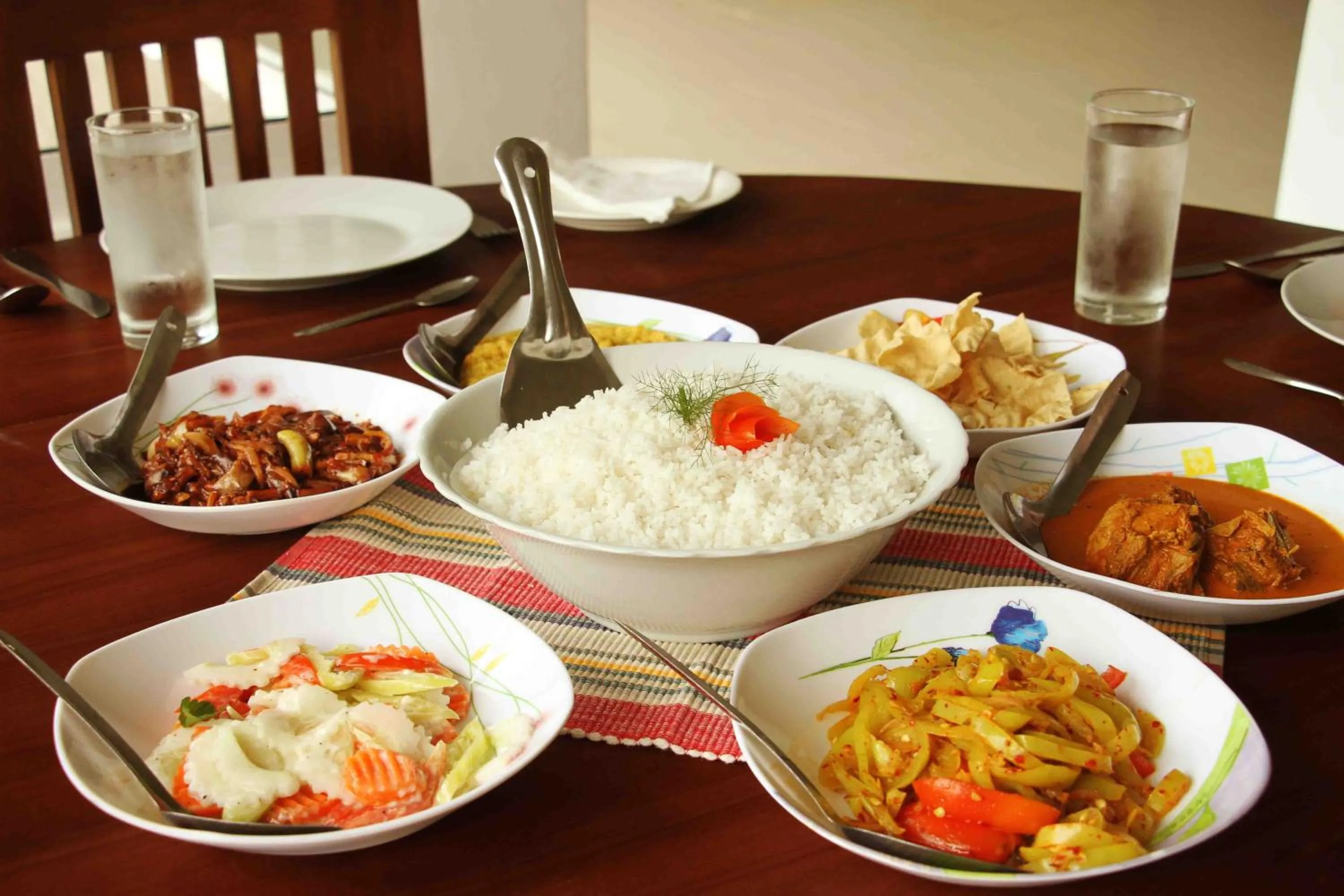 Restaurant/places to eat in White Elephant Hotel