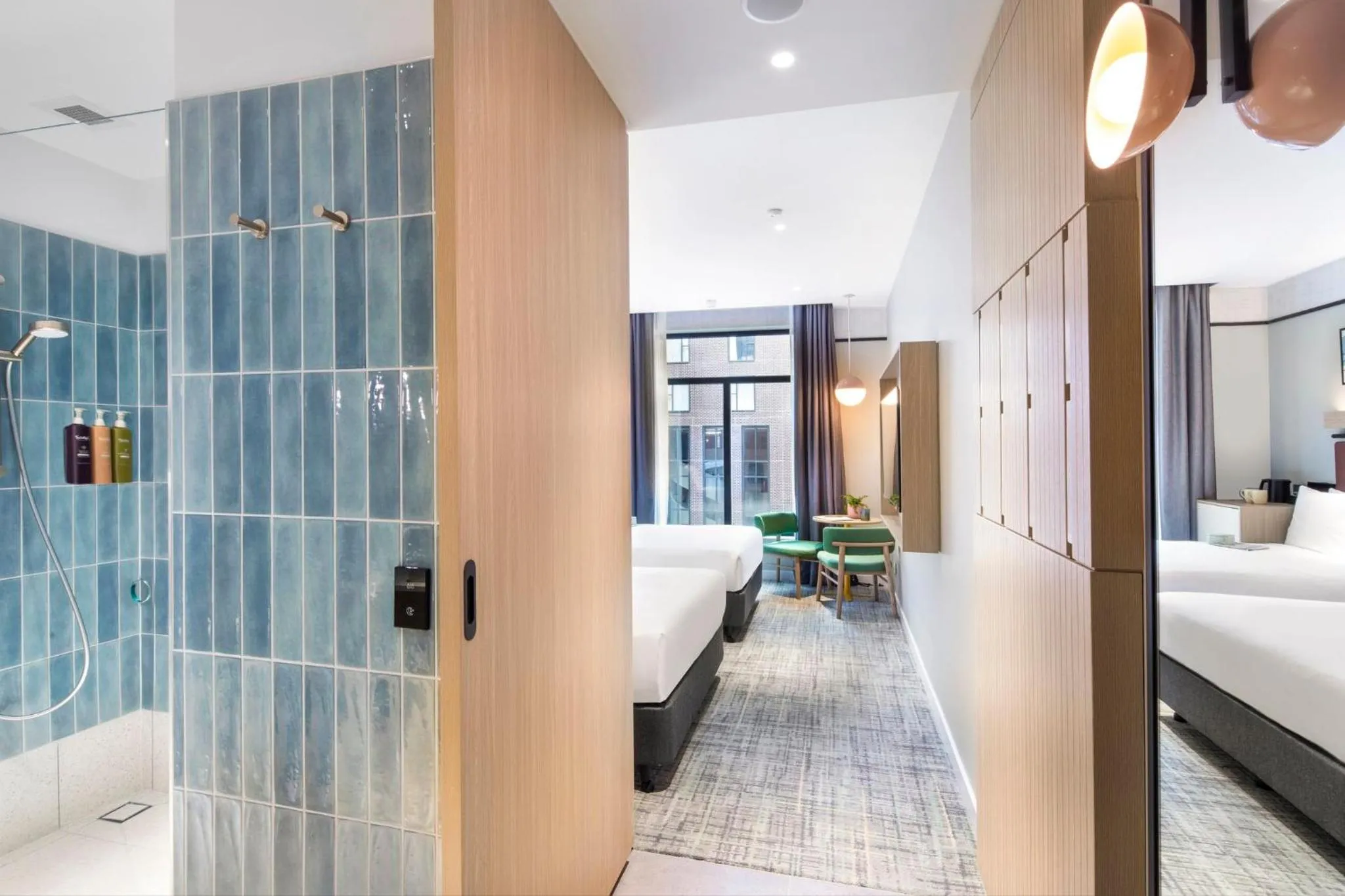 Photo of the whole room, Bed in Holiday Inn Melbourne Bourke Street Mall by IHG