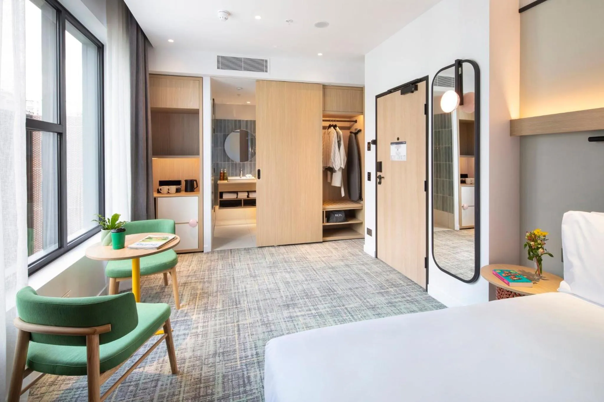 Photo of the whole room, Bed in Holiday Inn Melbourne Bourke Street Mall by IHG