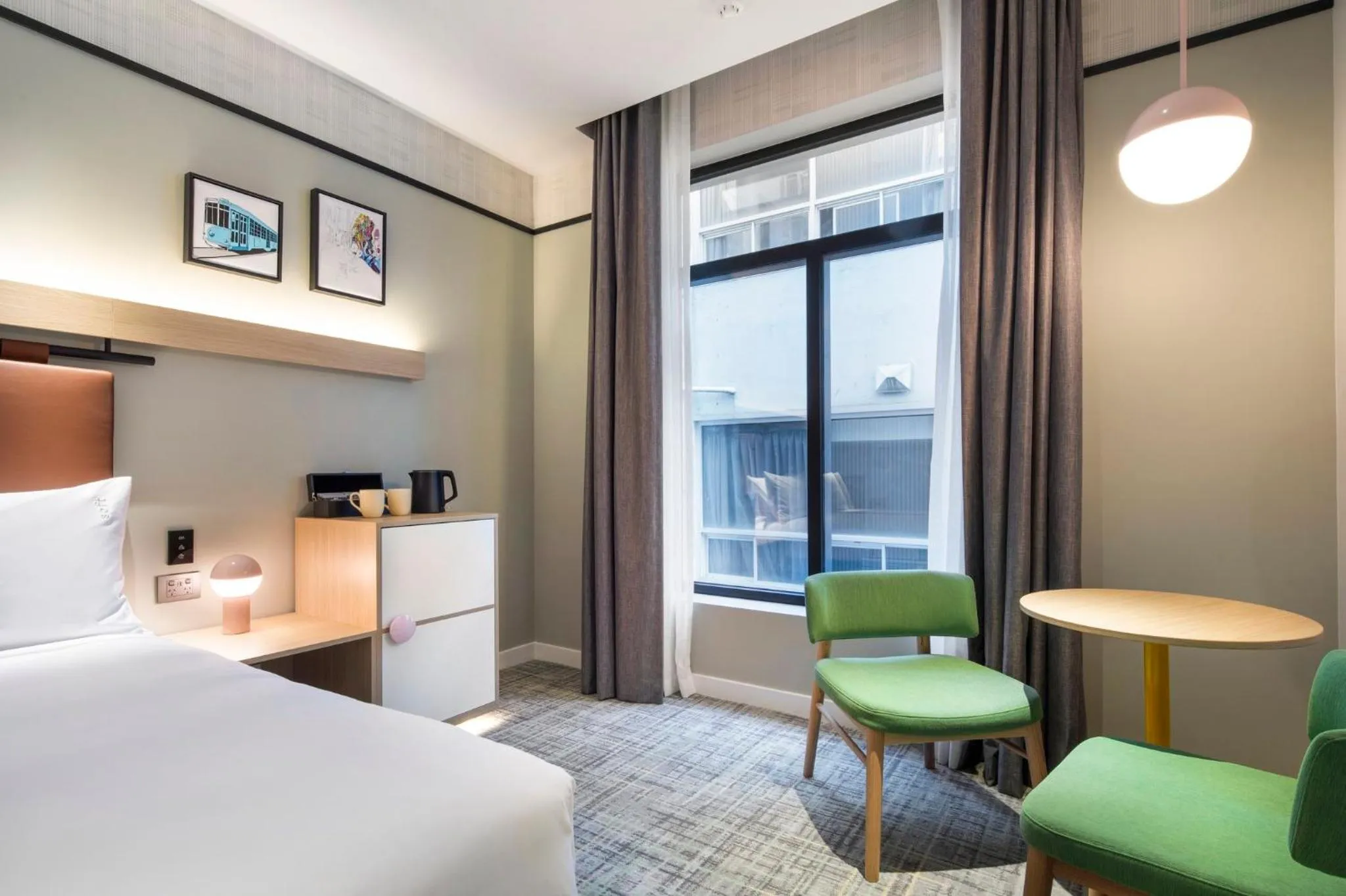 Photo of the whole room, Bed in Holiday Inn Melbourne Bourke Street Mall by IHG