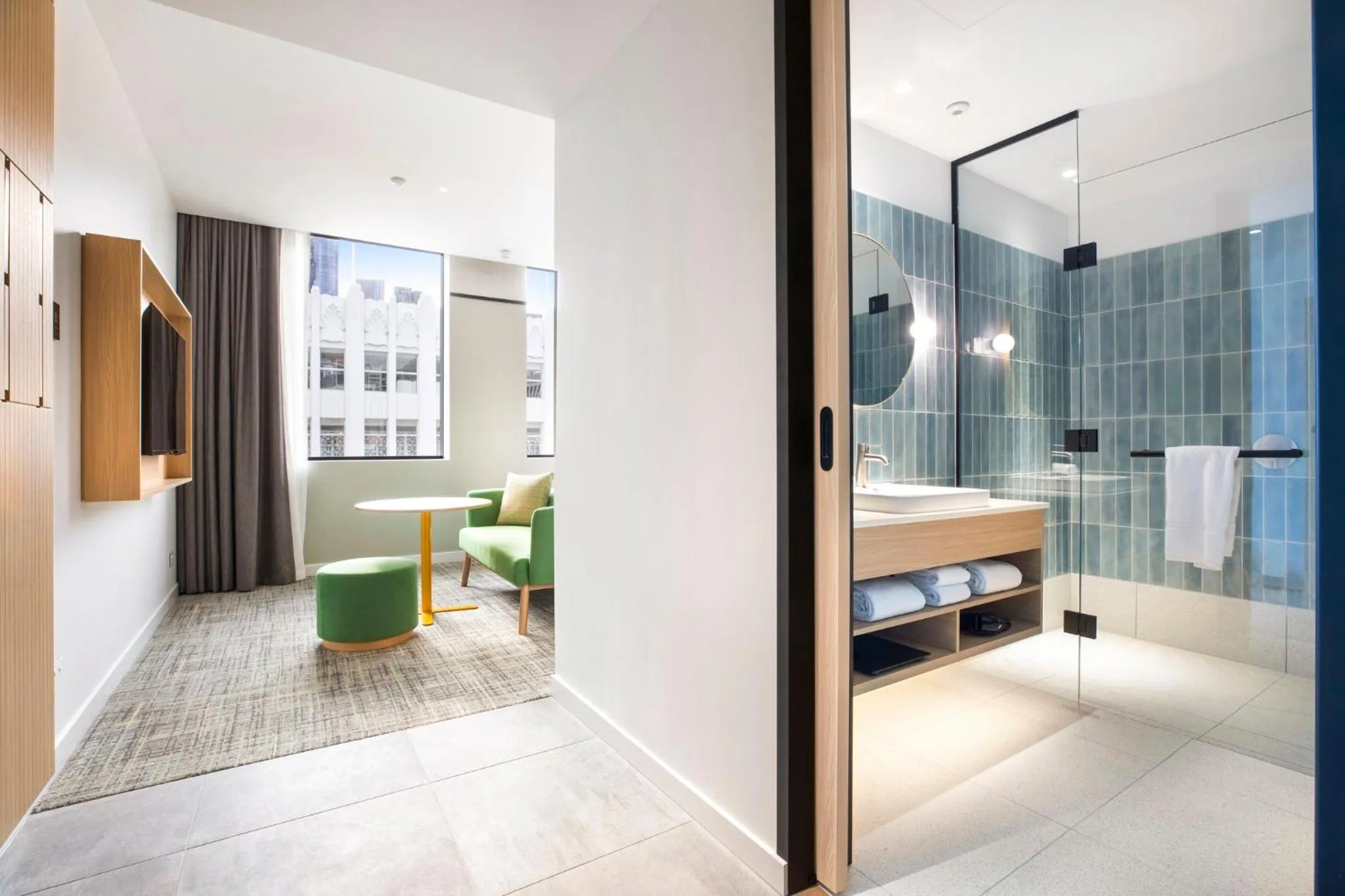 Photo of the whole room, Bed in Holiday Inn Melbourne Bourke Street Mall by IHG