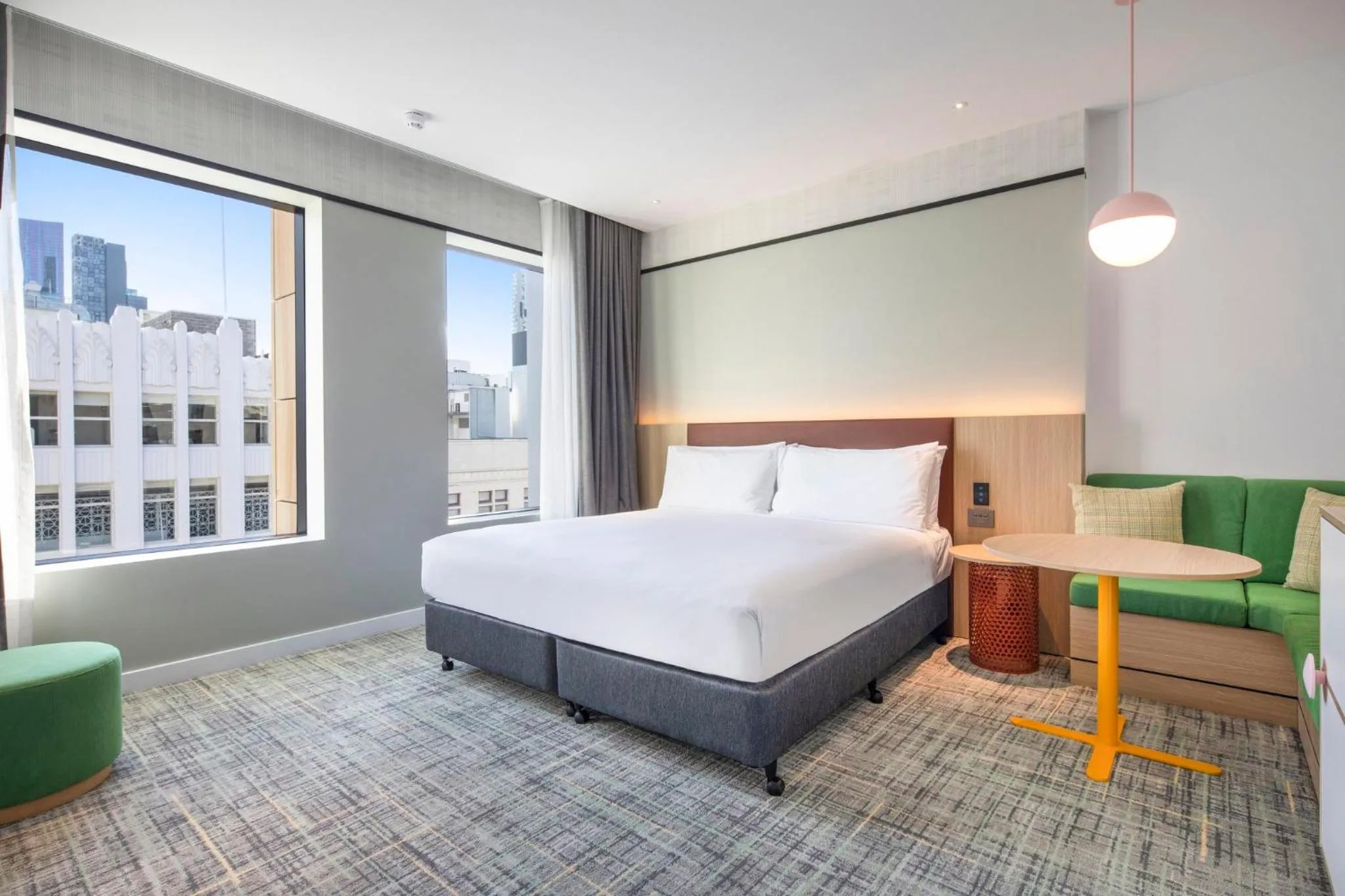 Photo of the whole room, Bed in Holiday Inn Melbourne Bourke Street Mall by IHG