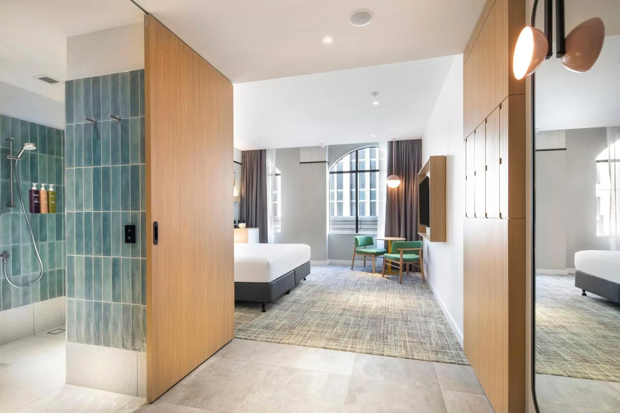 Photo of the whole room, Bed in Holiday Inn Melbourne Bourke Street Mall by IHG