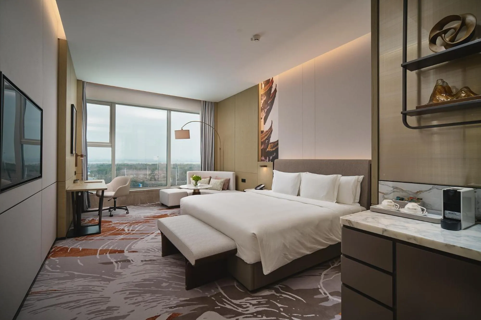 Bed in Crowne Plaza Wuhan Tianhe Airport by IHG