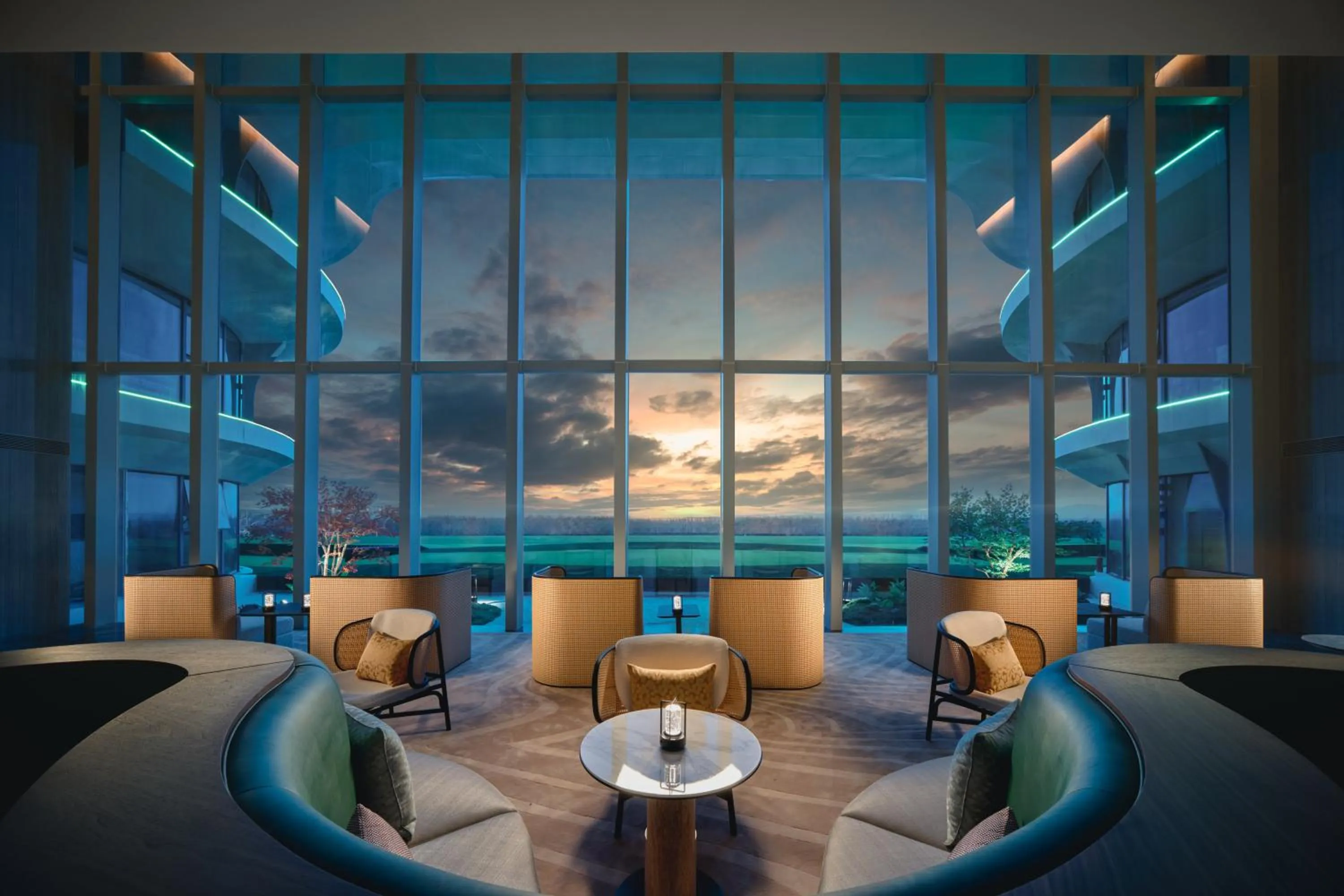 Lounge or bar in Crowne Plaza Wuhan Tianhe Airport by IHG