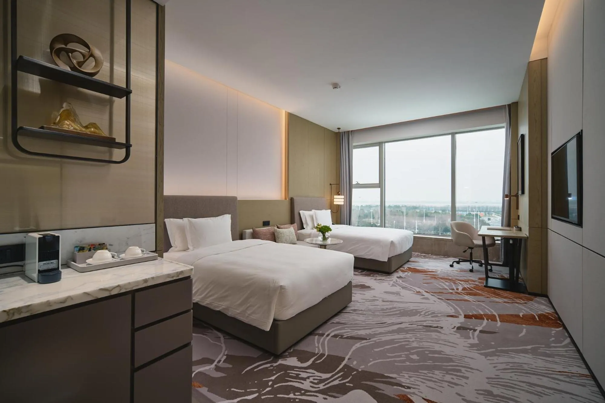 Bed in Crowne Plaza Wuhan Tianhe Airport by IHG
