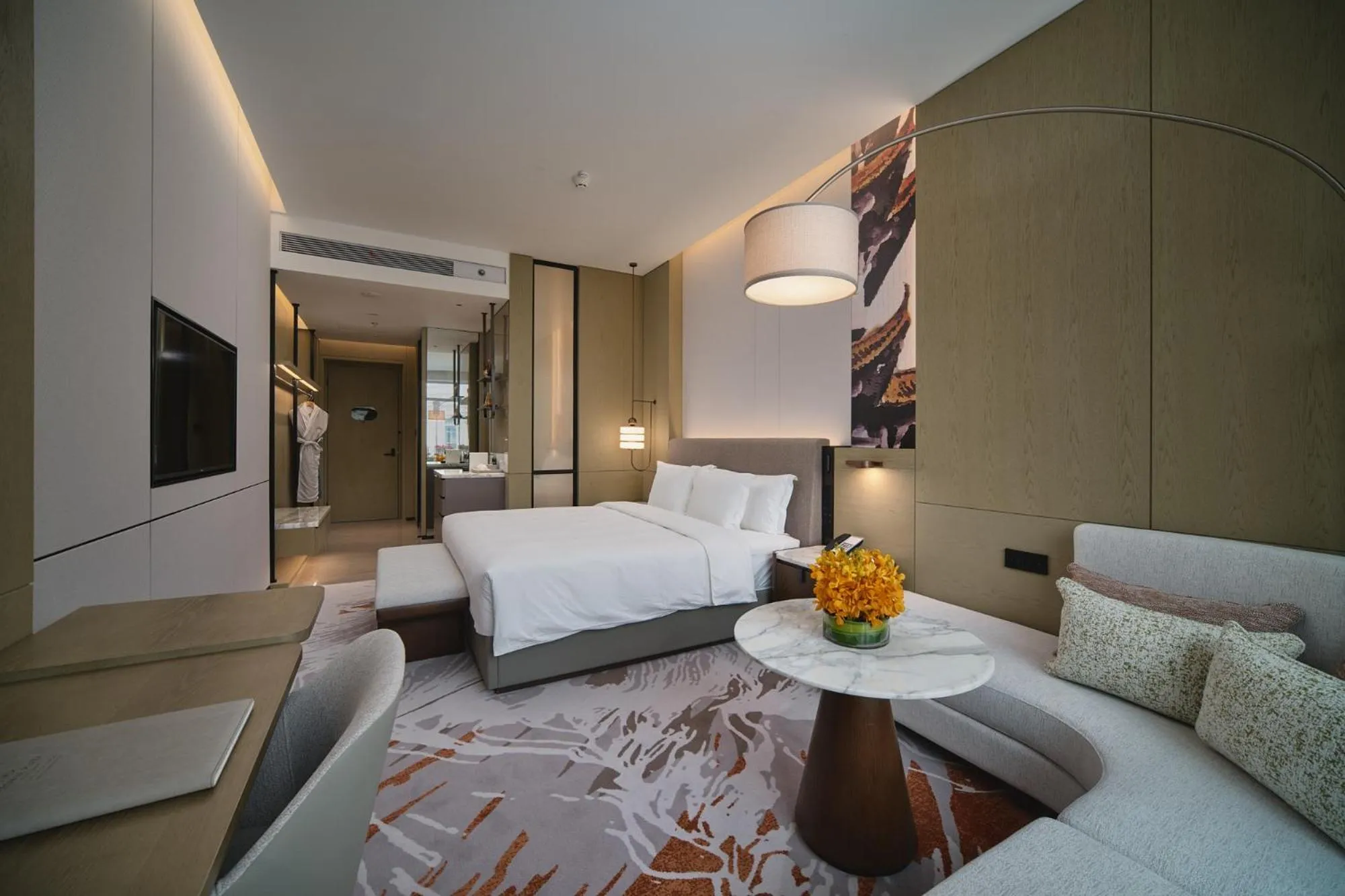 Bed in Crowne Plaza Wuhan Tianhe Airport by IHG