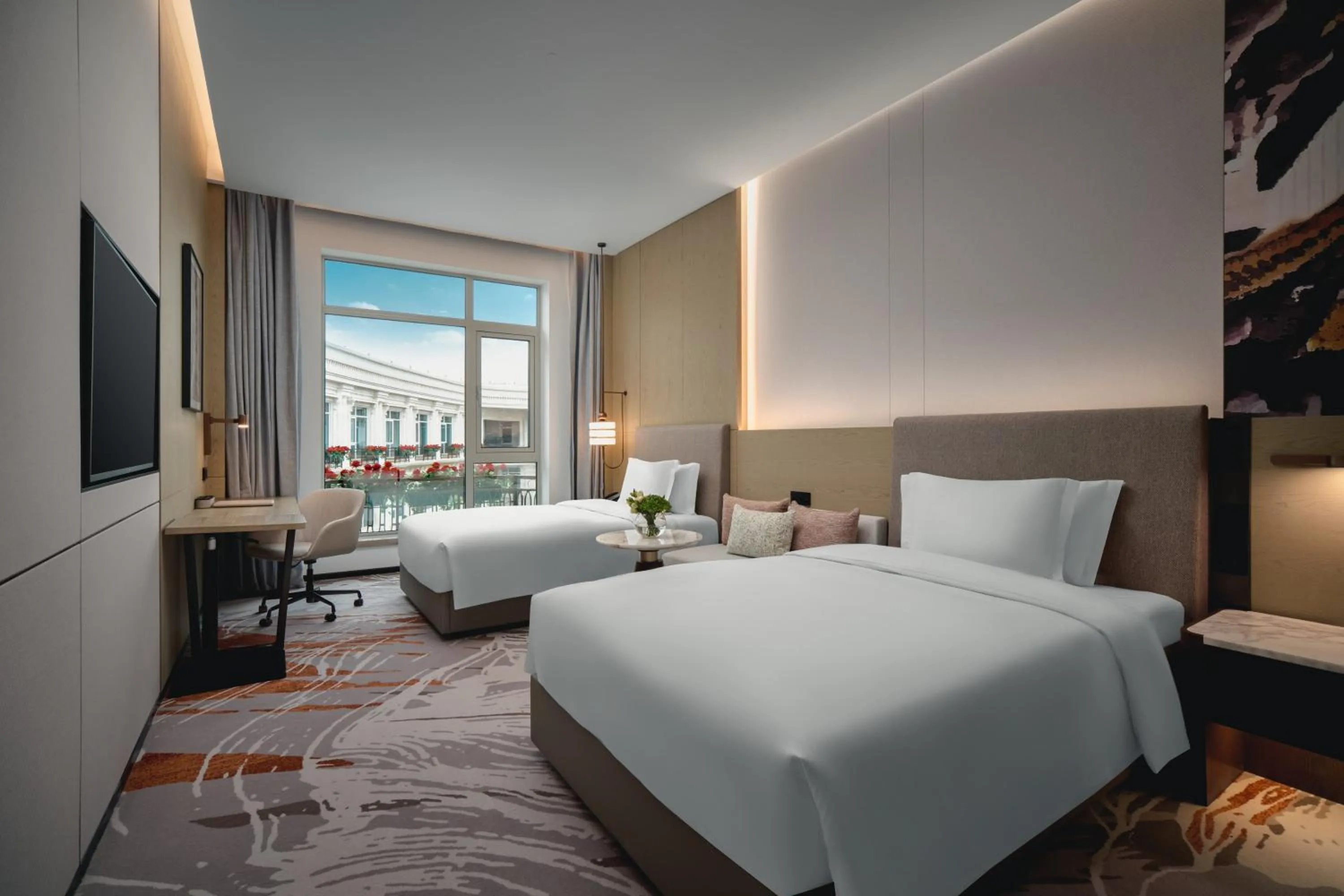 Photo of the whole room, Bed in Crowne Plaza Wuhan Tianhe Airport by IHG