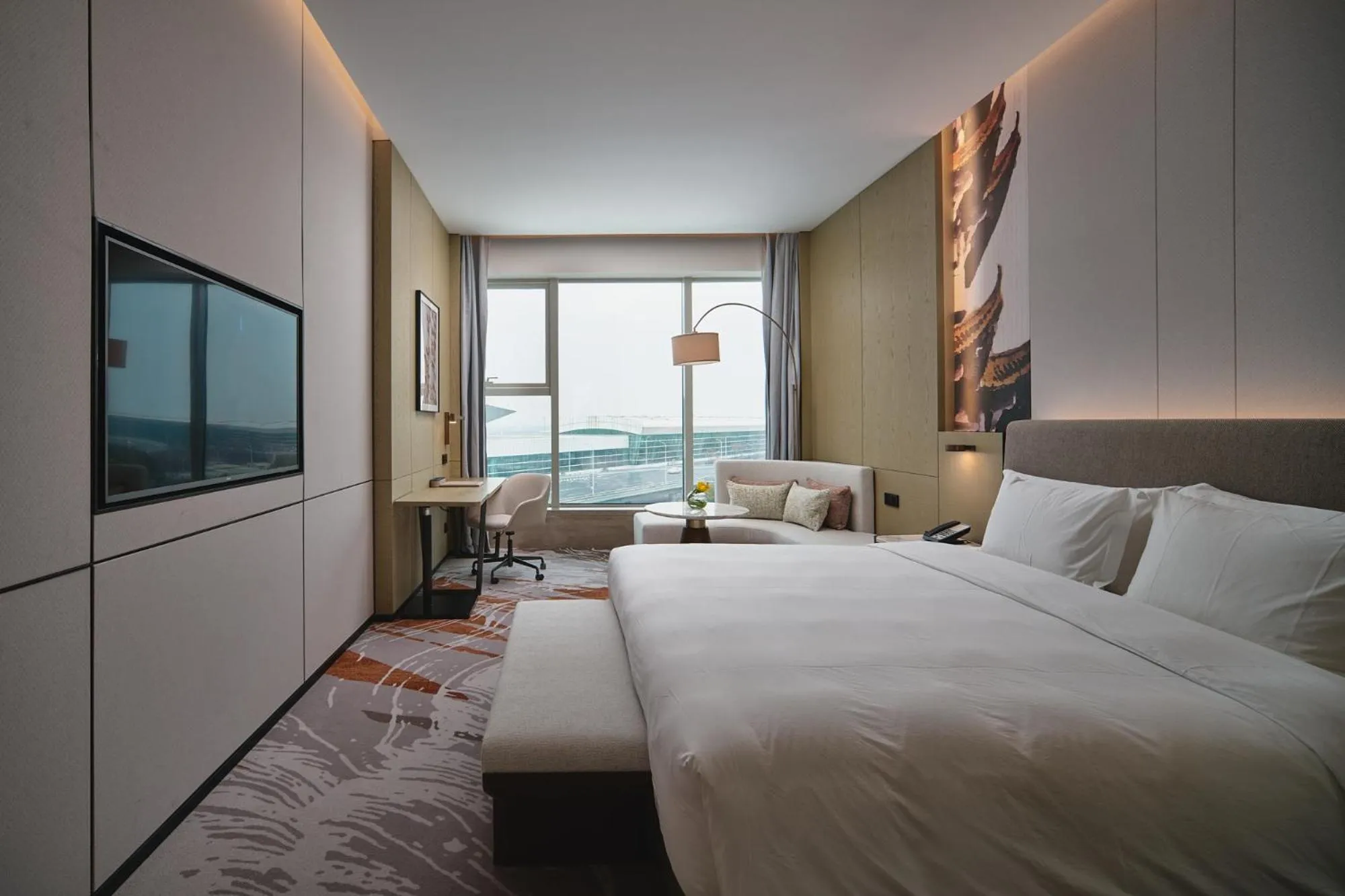 Bed in Crowne Plaza Wuhan Tianhe Airport by IHG