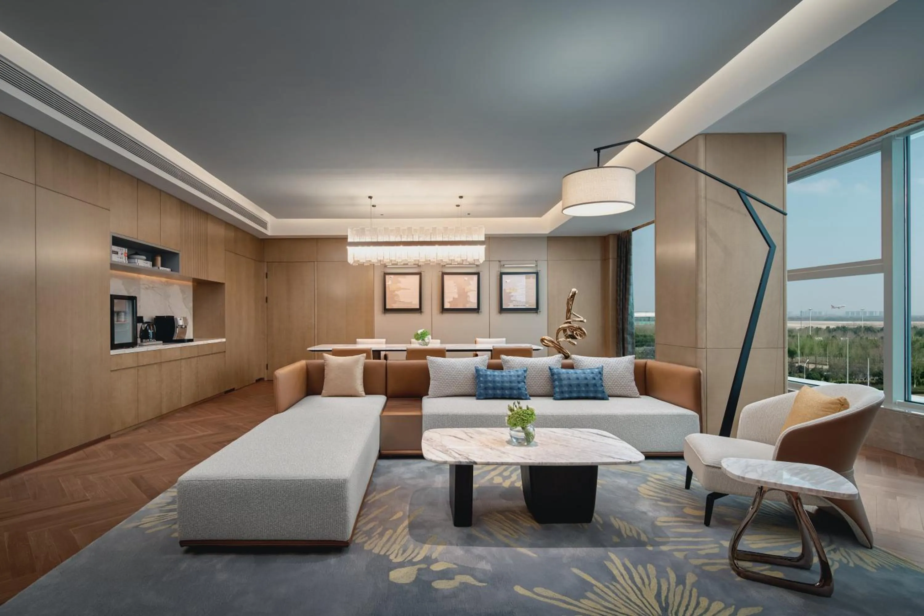 Photo of the whole room, Bed in Crowne Plaza Wuhan Tianhe Airport by IHG