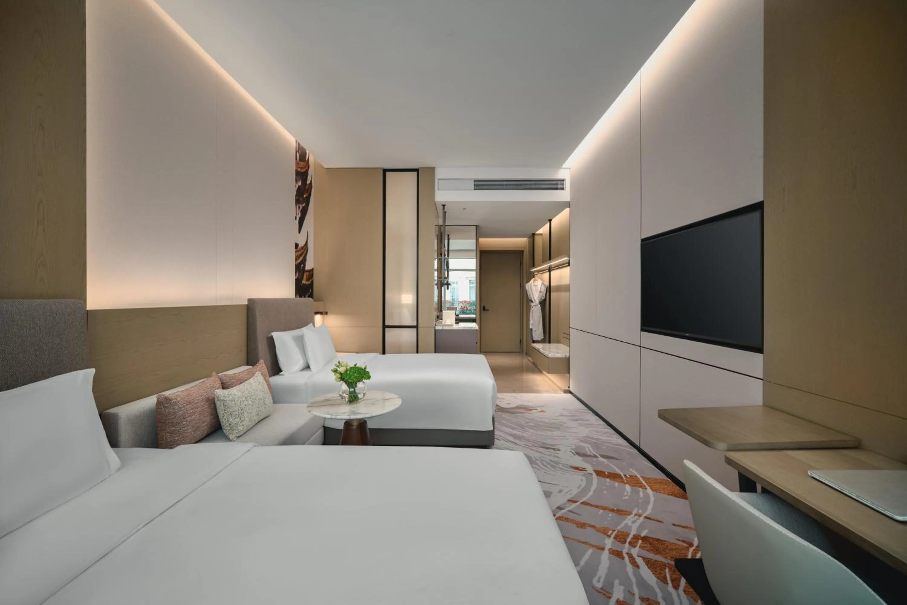 Photo of the whole room, Bed in Crowne Plaza Wuhan Tianhe Airport by IHG