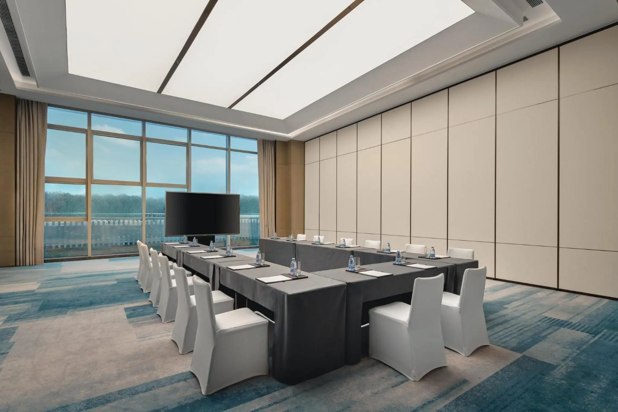 Meeting/conference room in Holiday Inn Wuhan Tianhe Airport by IHG