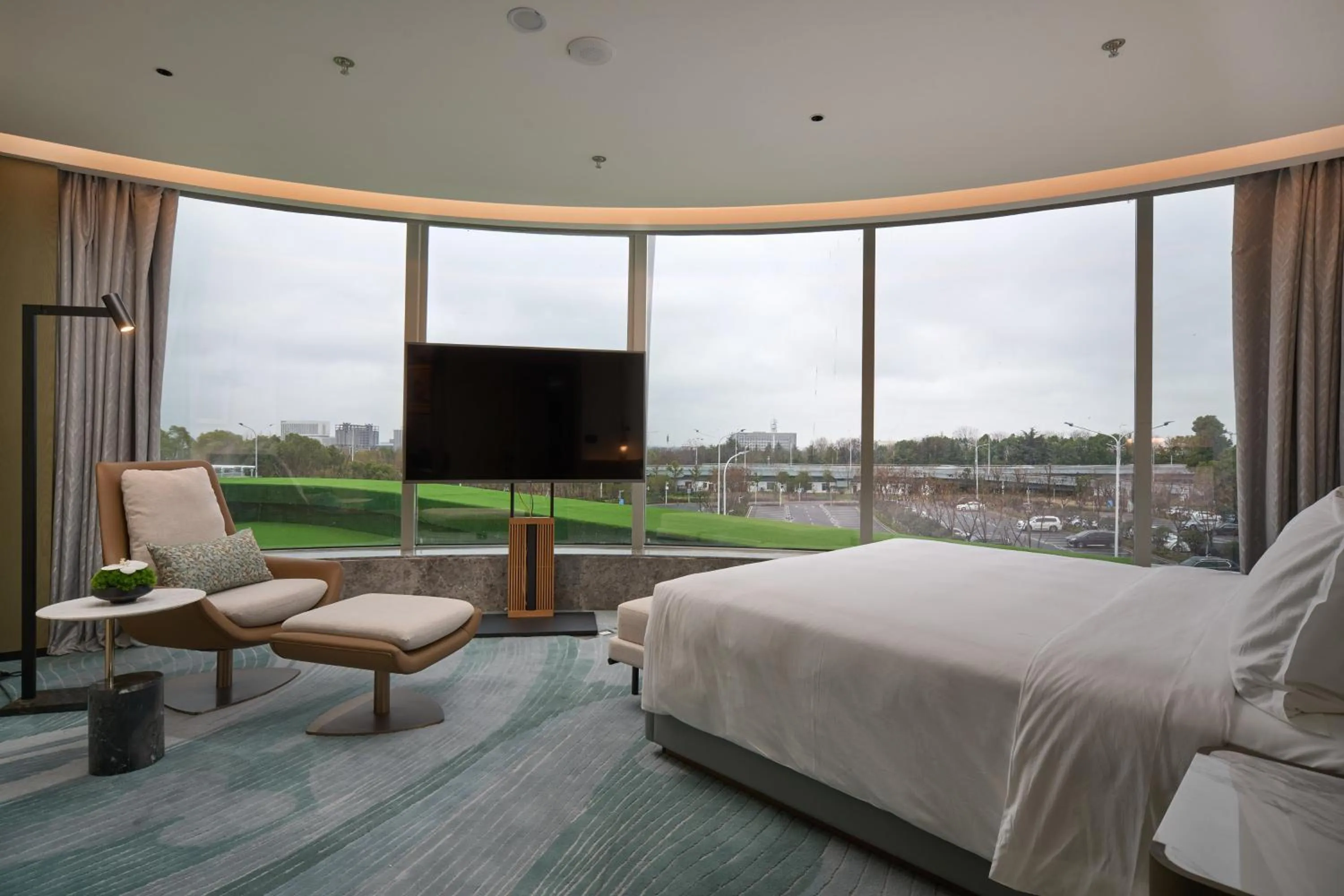 Photo of the whole room, Bed in Holiday Inn Wuhan Tianhe Airport by IHG