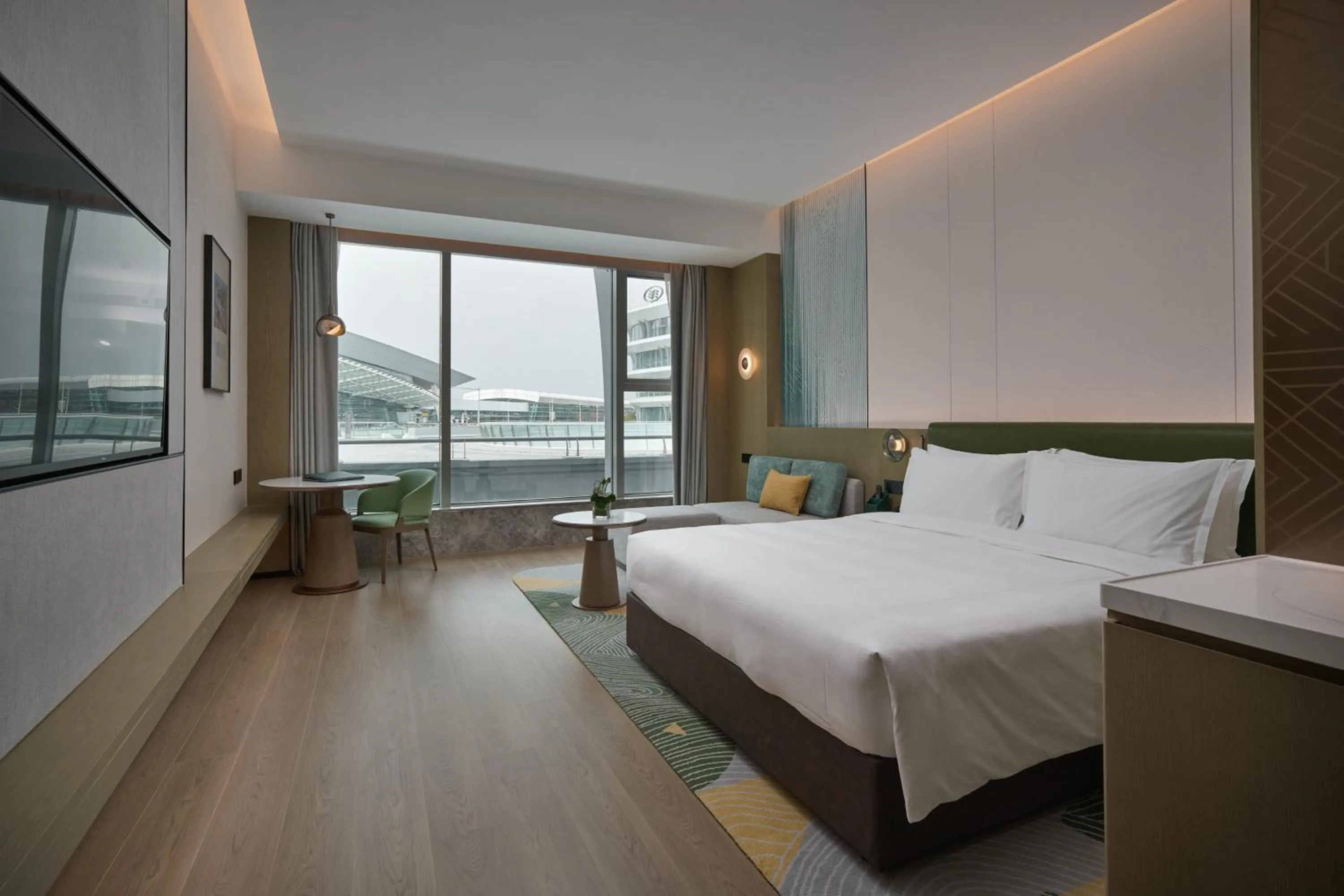 Photo of the whole room, Bed in Holiday Inn Wuhan Tianhe Airport by IHG