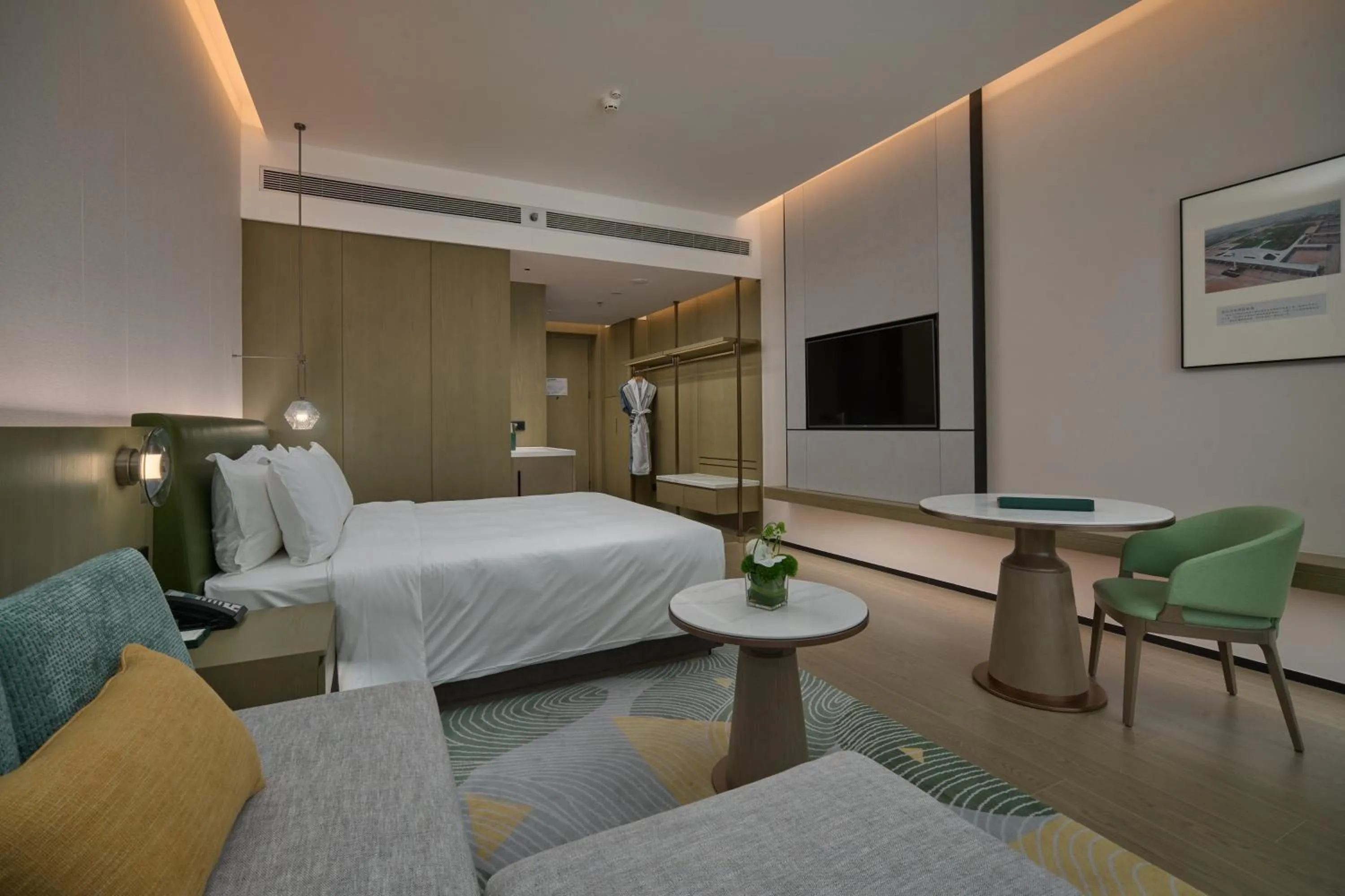 Photo of the whole room, Bed in Holiday Inn Wuhan Tianhe Airport by IHG