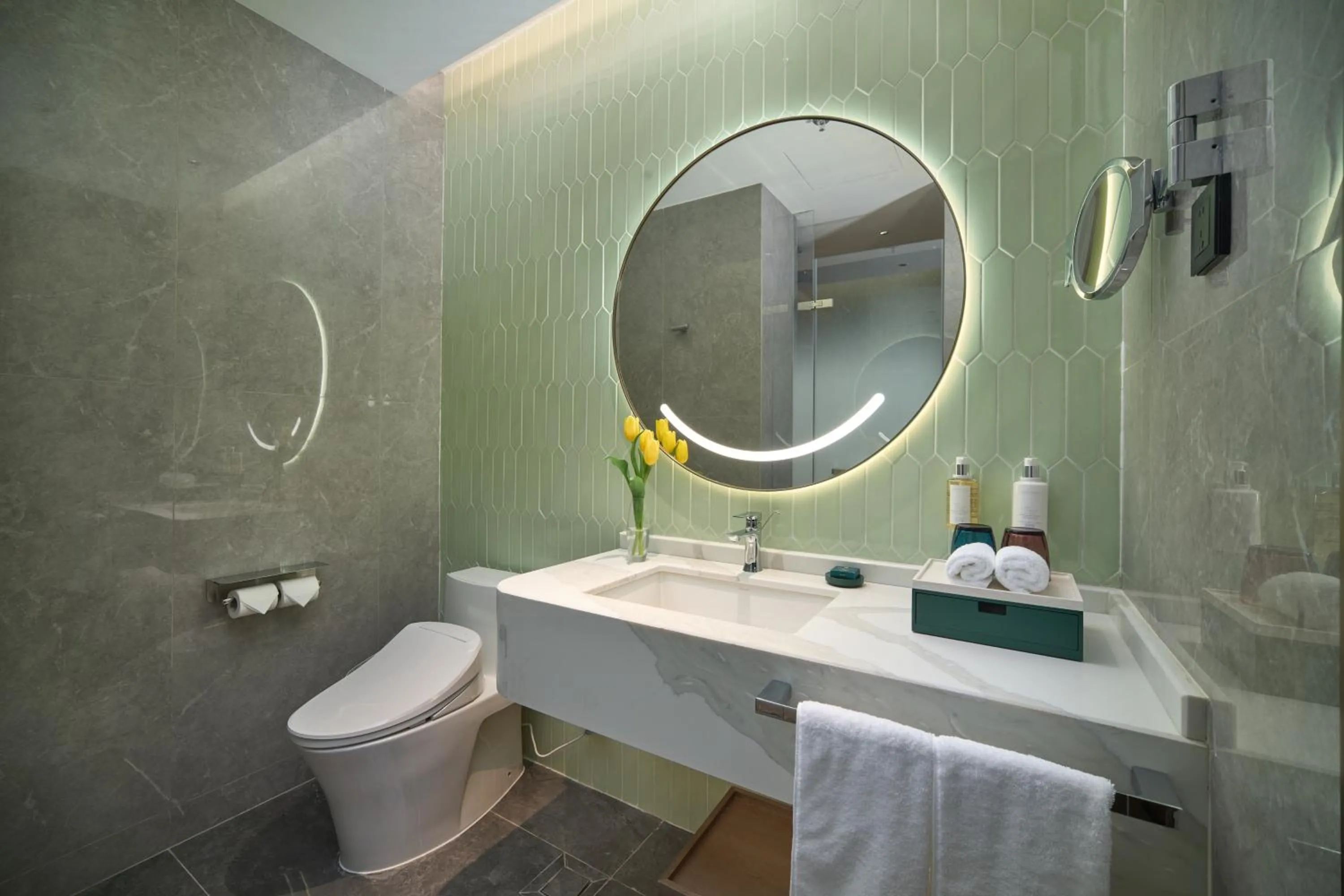 Toilet in Holiday Inn Wuhan Tianhe Airport by IHG