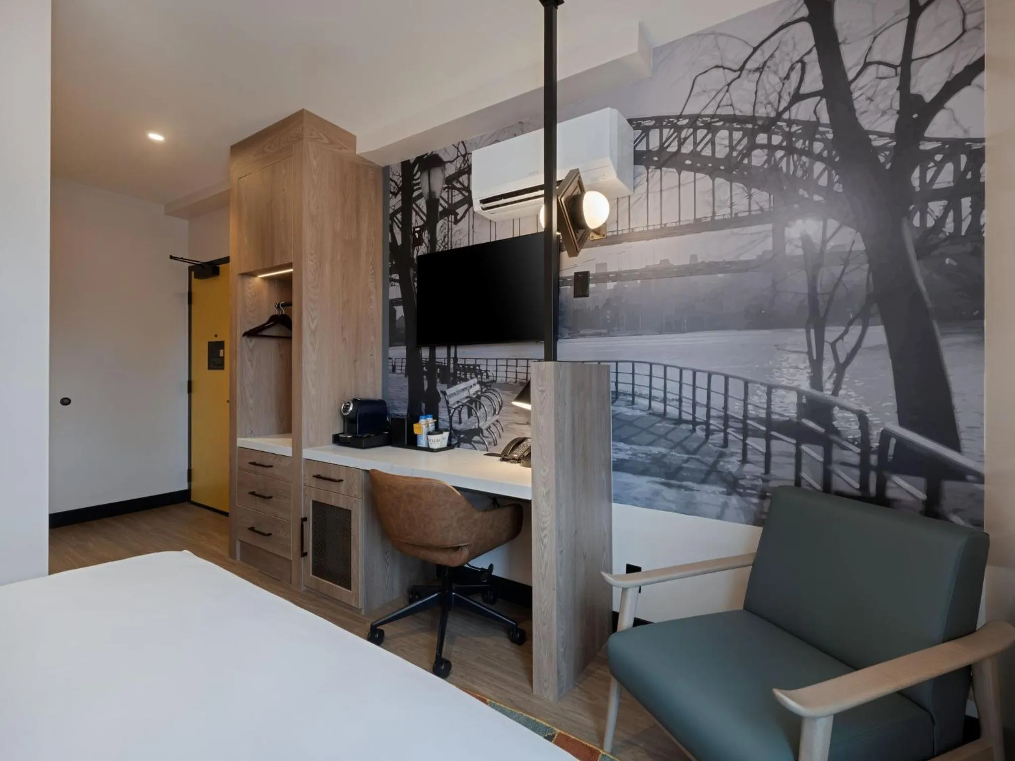 Photo of the whole room, Bed in voco Astoria by IHG