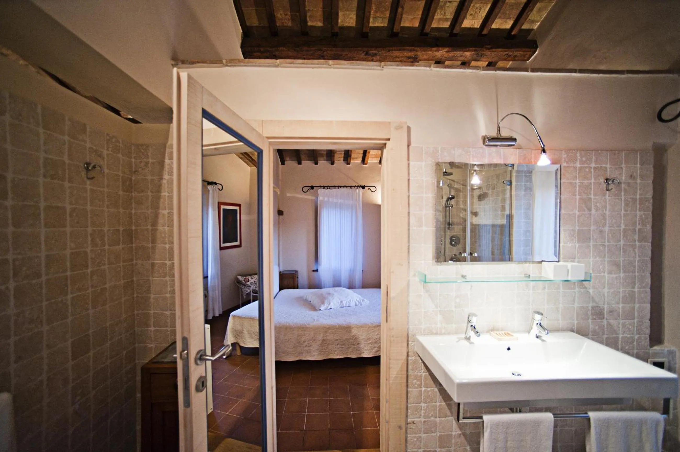 Bathroom, Bed in La Vittoria 10 – La Soglia della Val d’Orcia