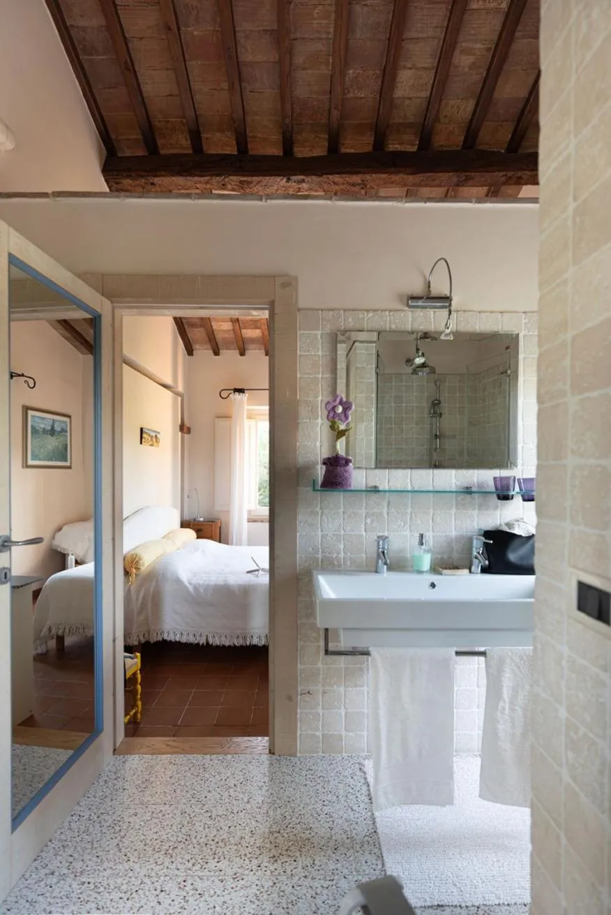Shower, Bed in La Vittoria 10 – La Soglia della Val d’Orcia