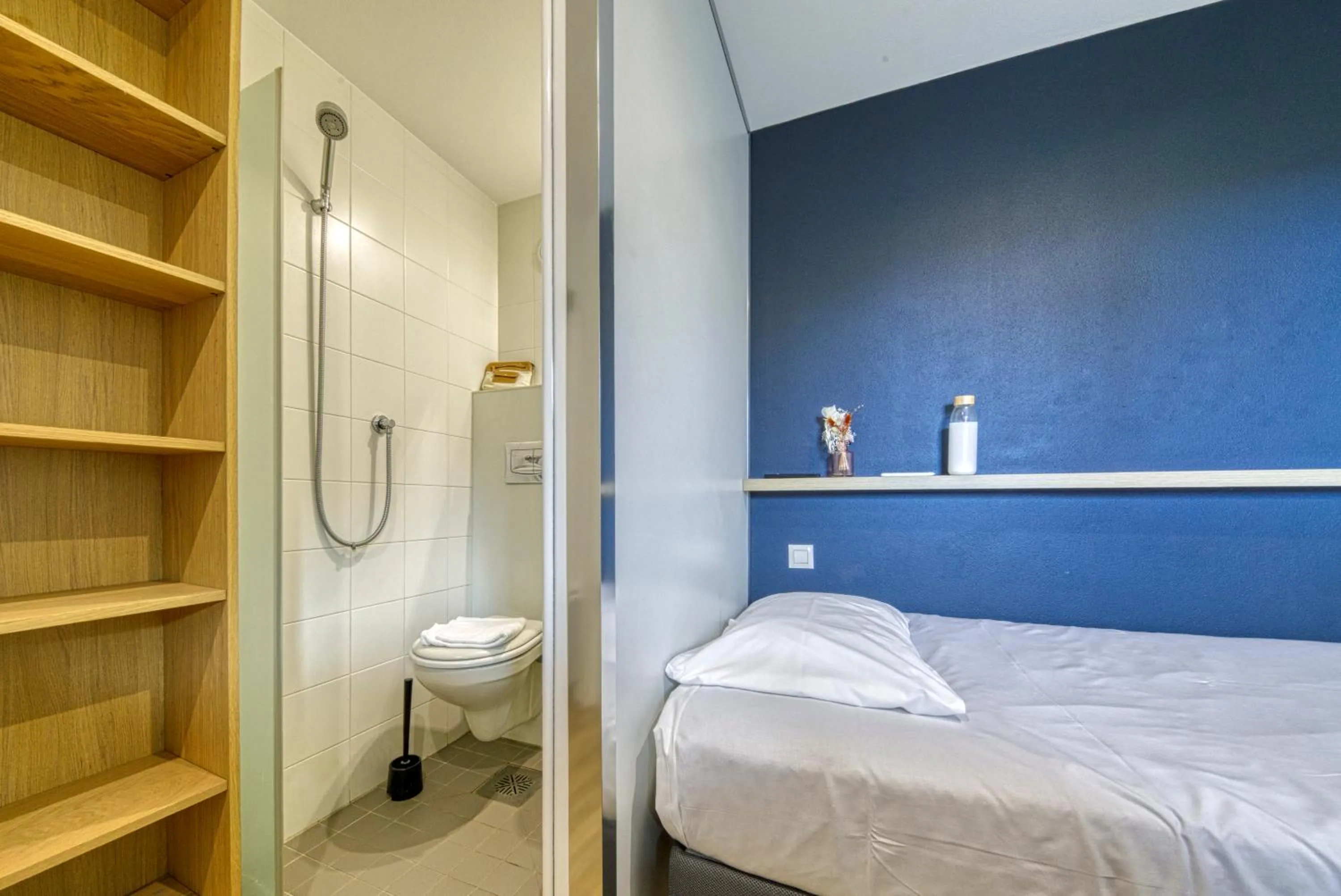 Bathroom, Bed in Eklo Hotels Le Havre