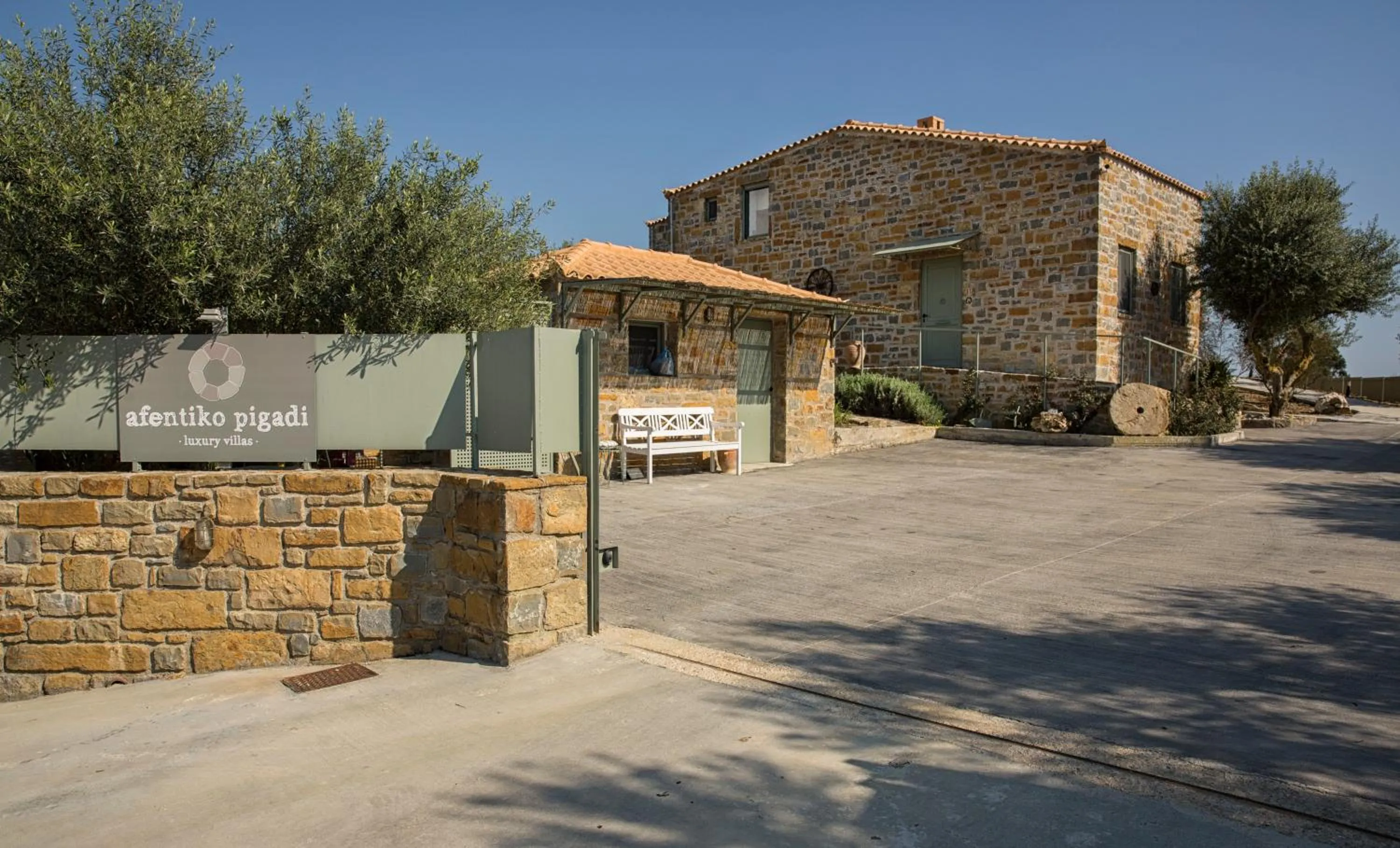 Facade/entrance in Afentiko Pigadi