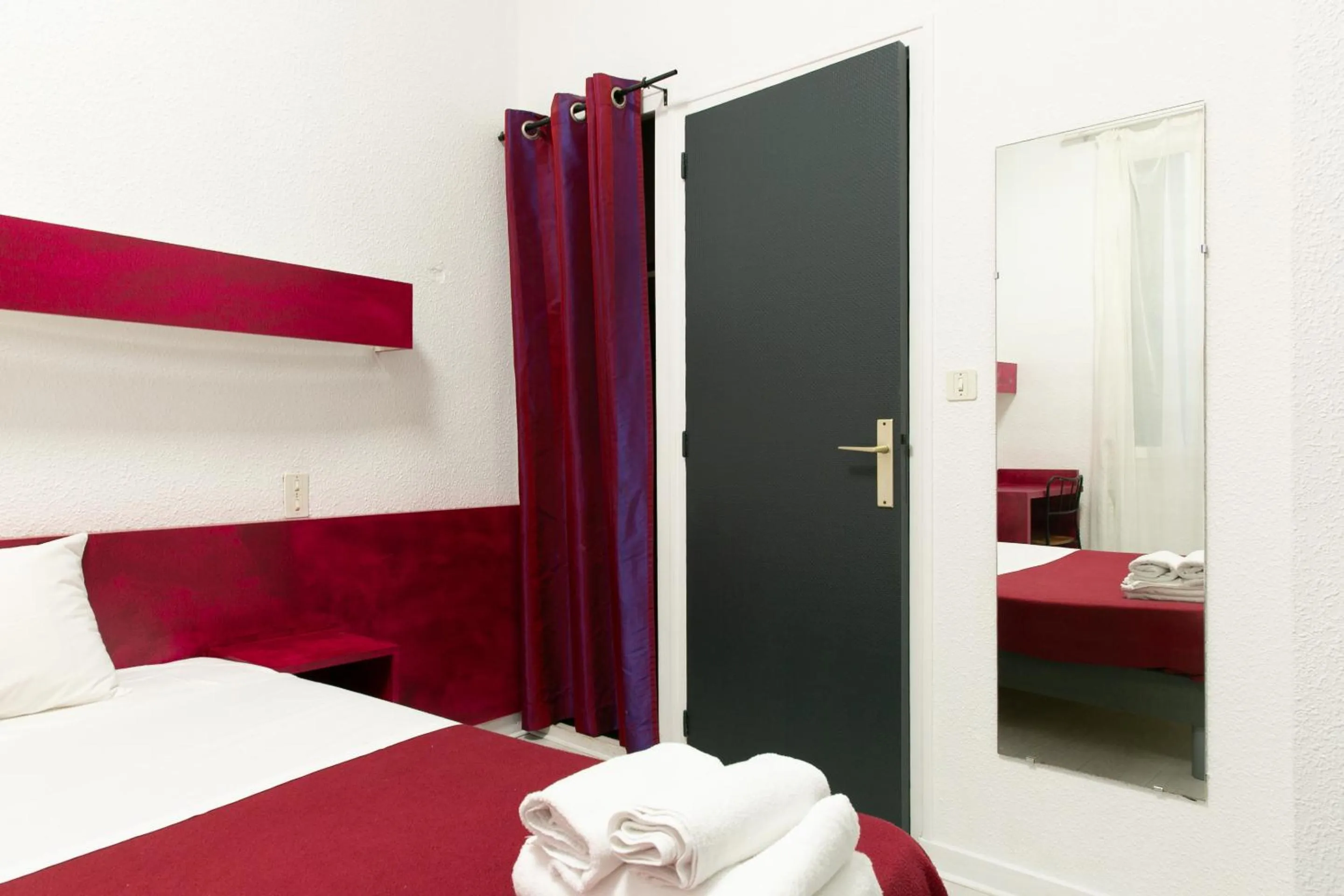 Bed in Hôtel De La Gare Nantes Station Hotel Nantes