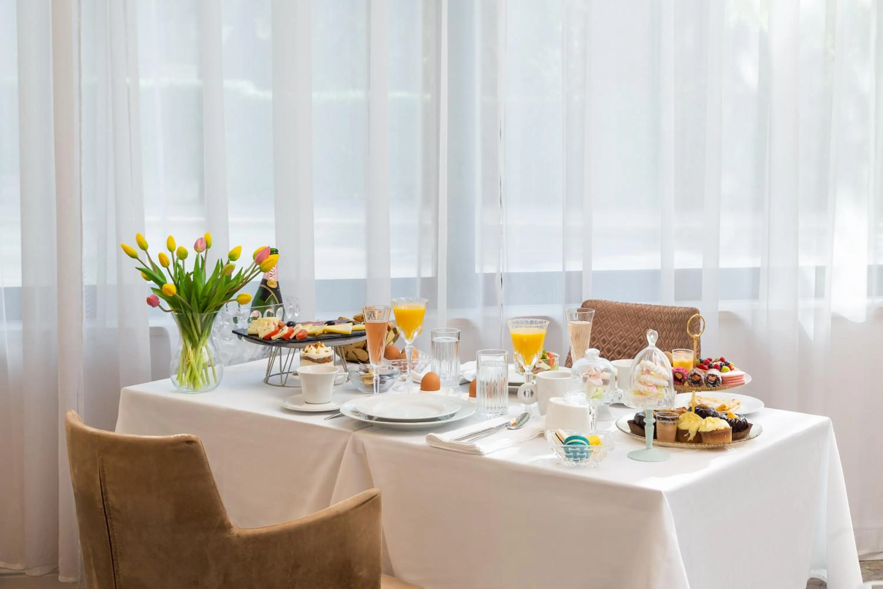 Food and drinks in Hotel Corner