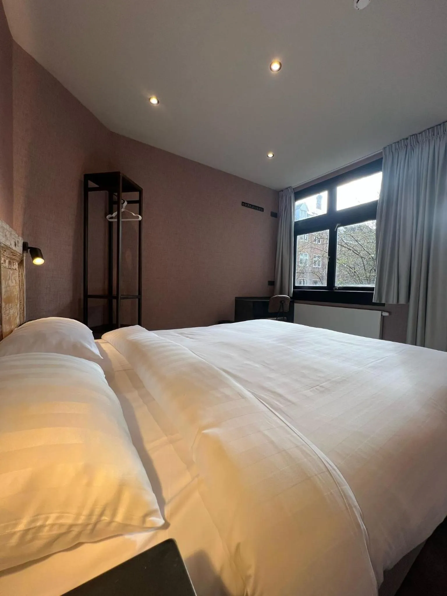 Bedroom, Bed in Amigo Hotel