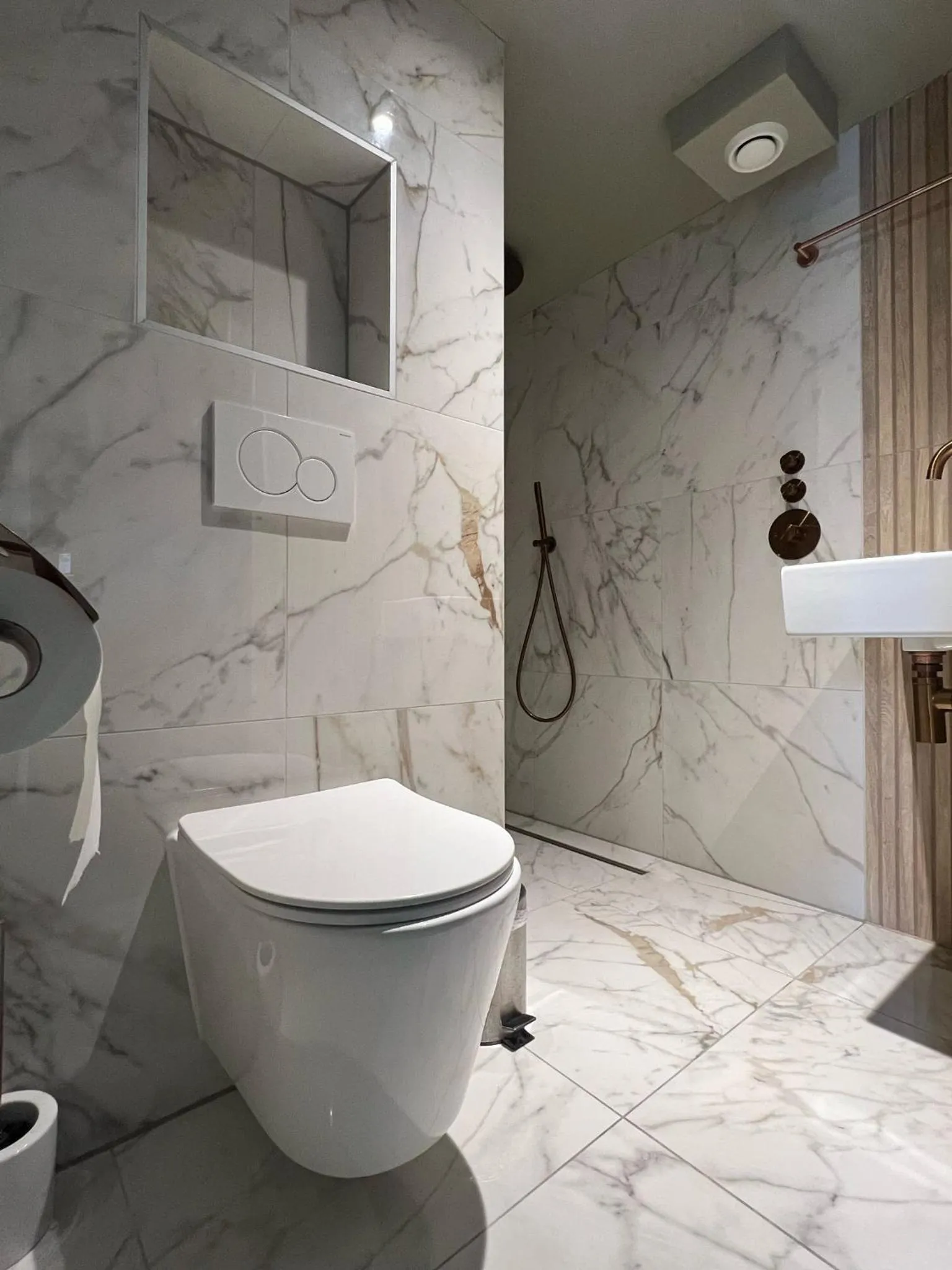 Bathroom in Amigo Hotel